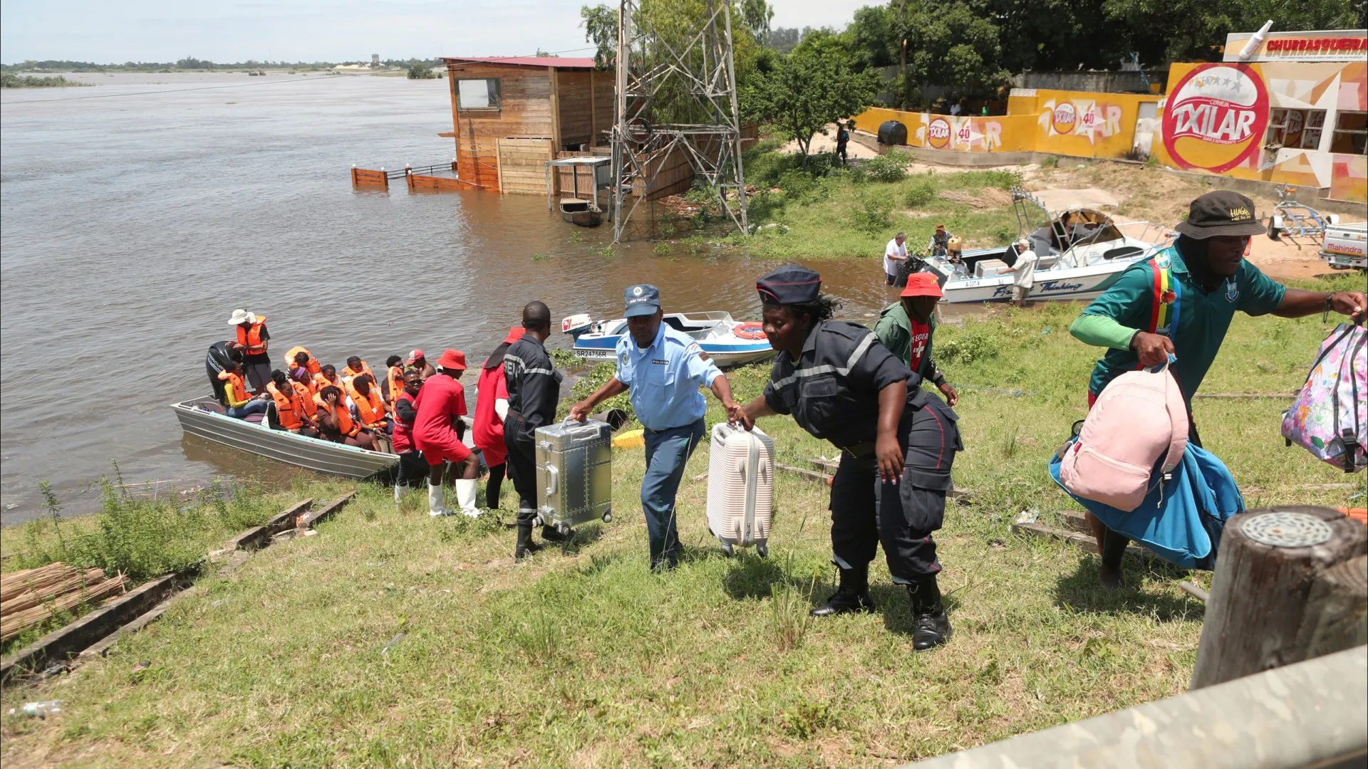 
                    Organização Aga Khan recolhe cerca de 20 toneladas de bens para Moçambique
                