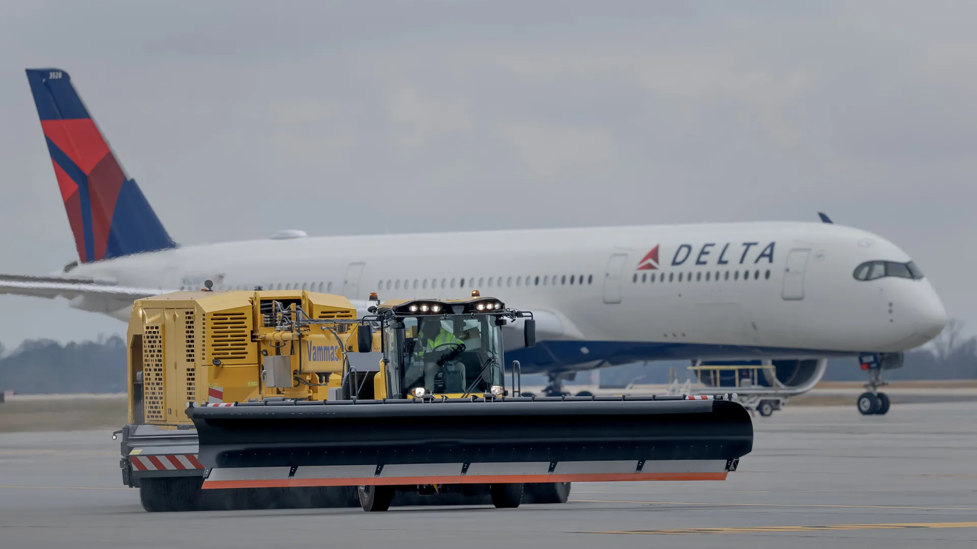 
                    Mais de 8.000 voos cancelados nos EUA com aproximação de tempestade
                