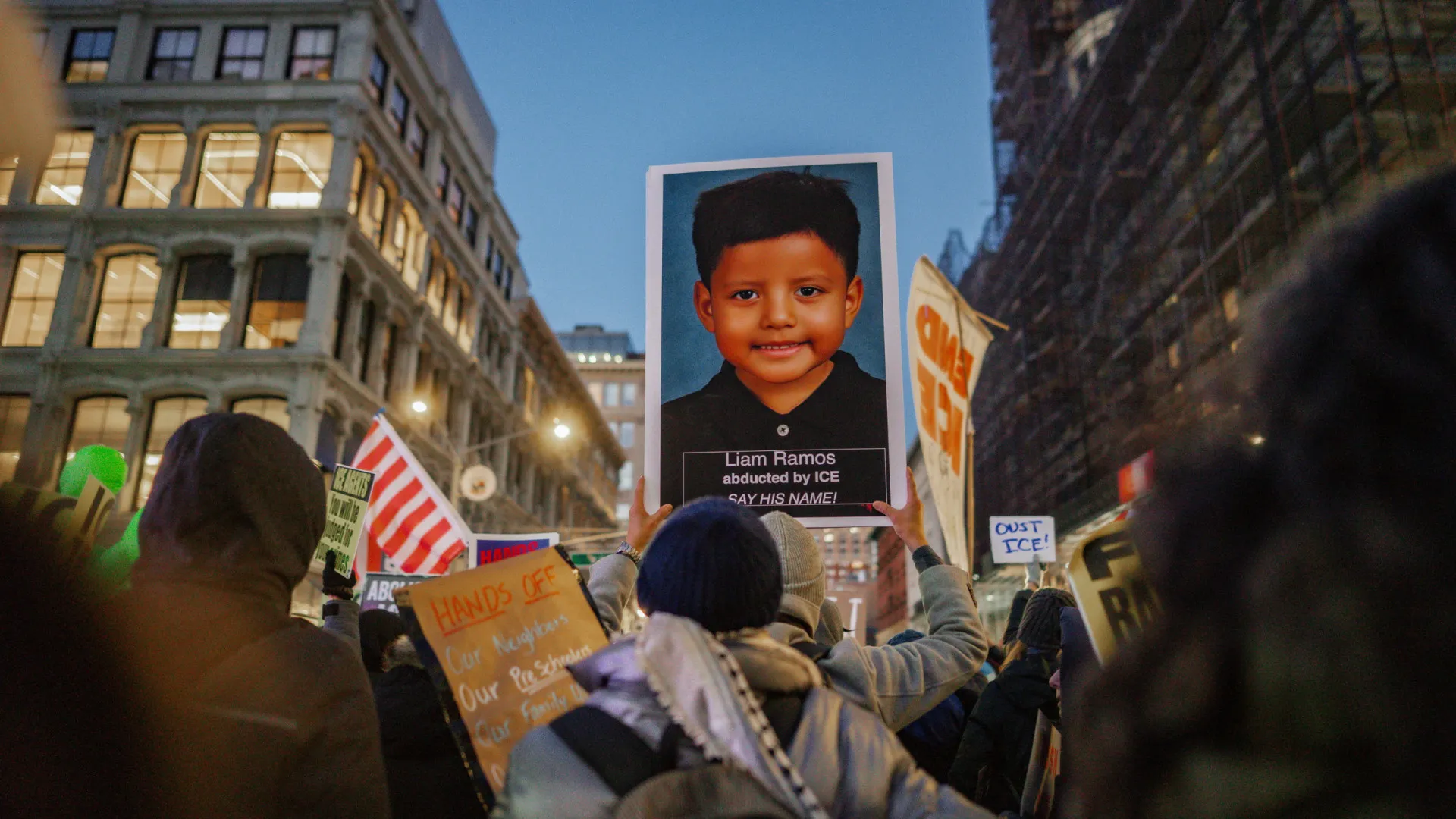 
                    Juiz ordena libertação de menino de cinco anos e pai detidos no Minnesota
                