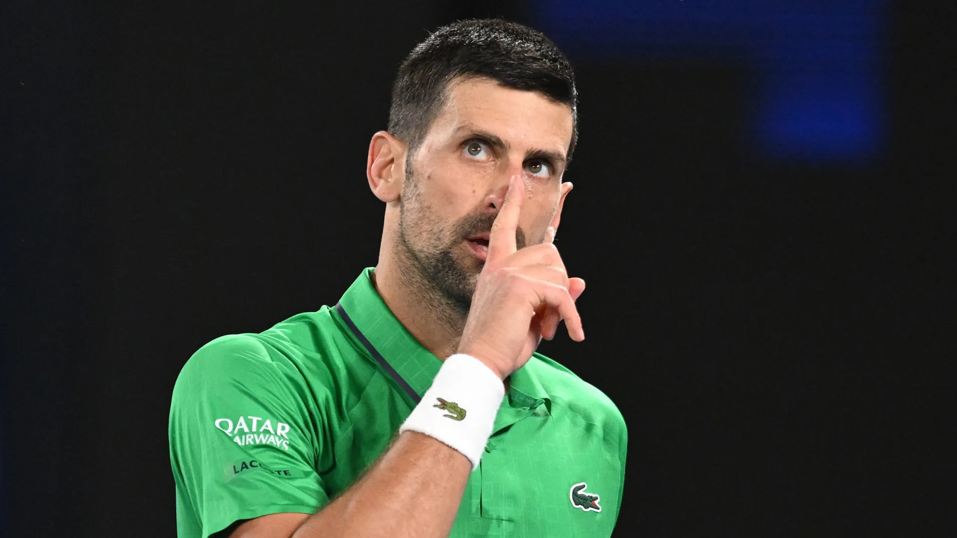 
                    Djokovic nos 'quartos' do Open da Austrália após desistência de Mensik
                