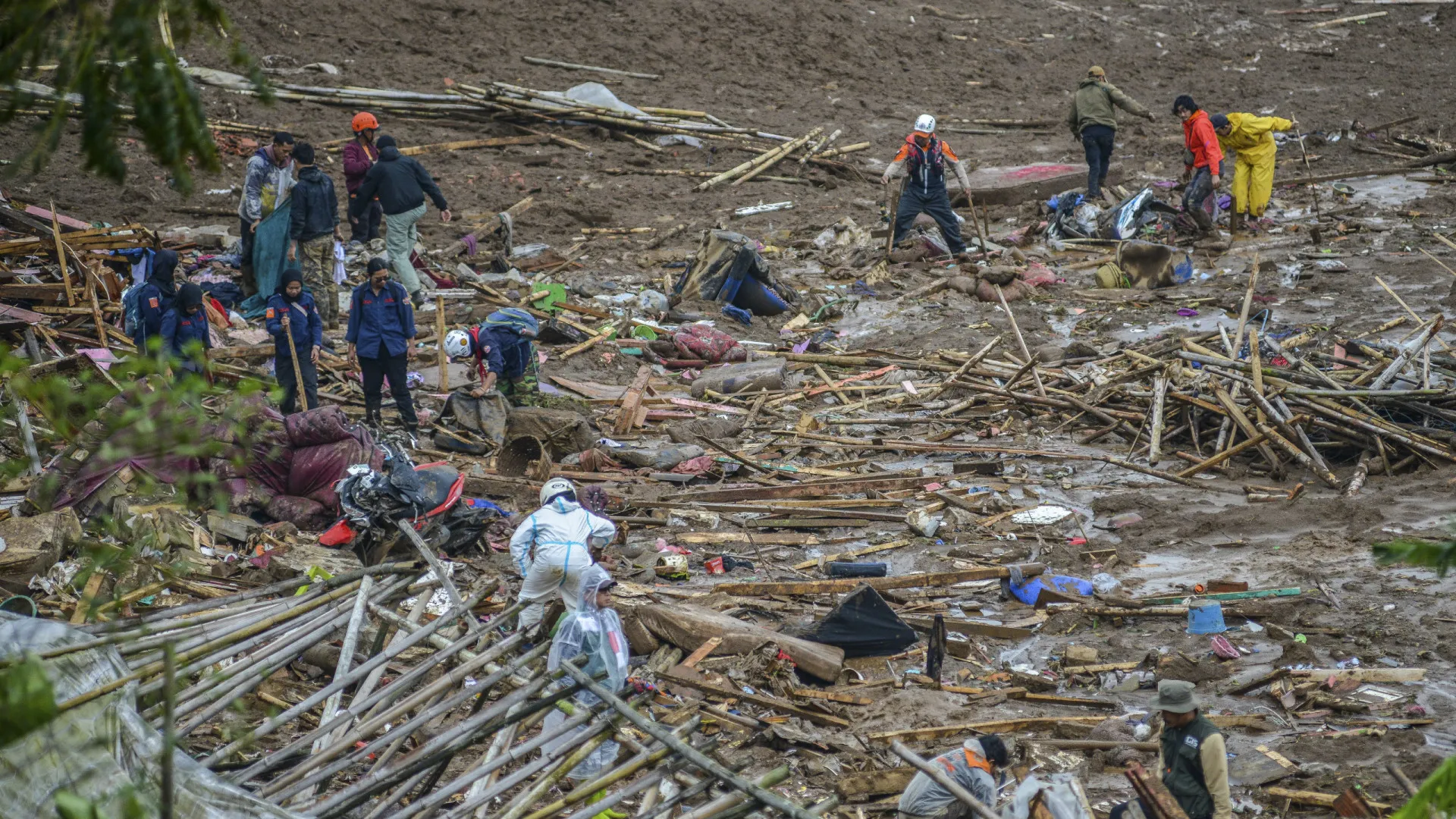 
                    Oito mortos e mais de 80 desaparecidos em deslizamento de terras na Indonésia
                