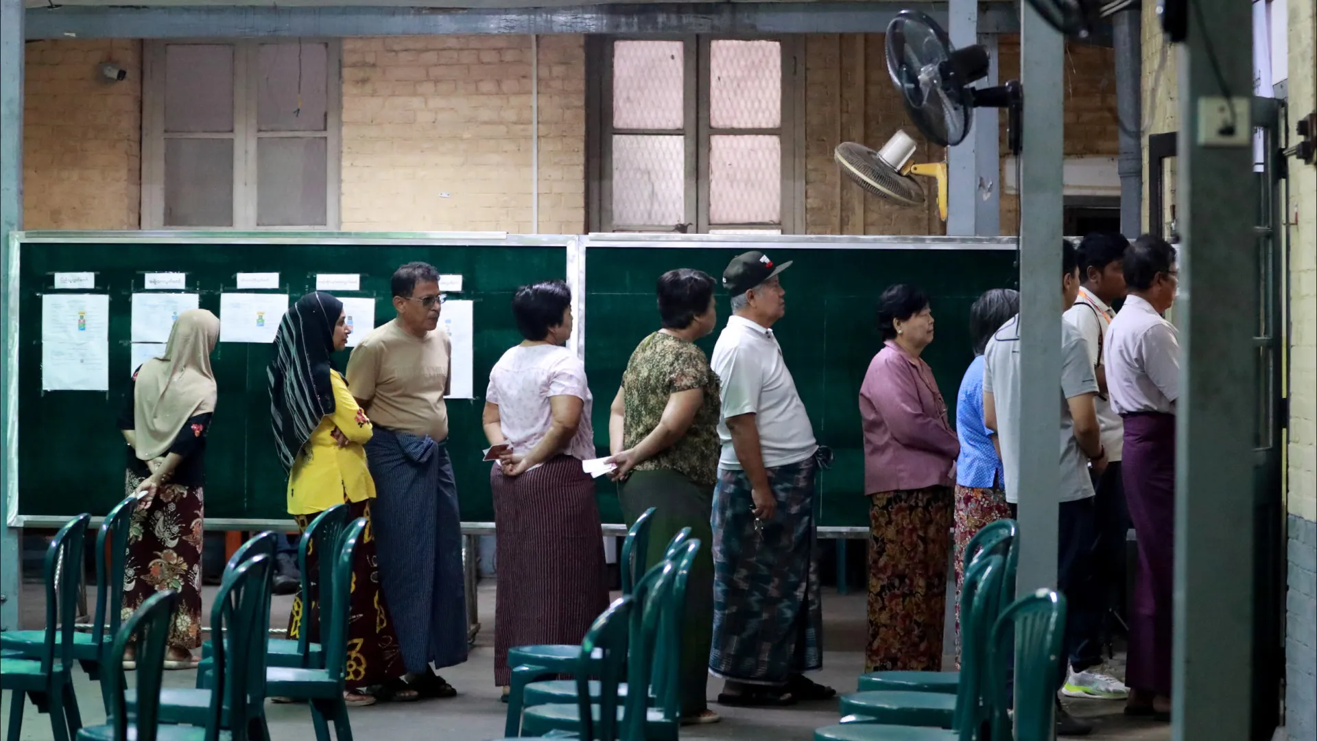 
                    Myanmar vota na última fase das eleições legislativas
                