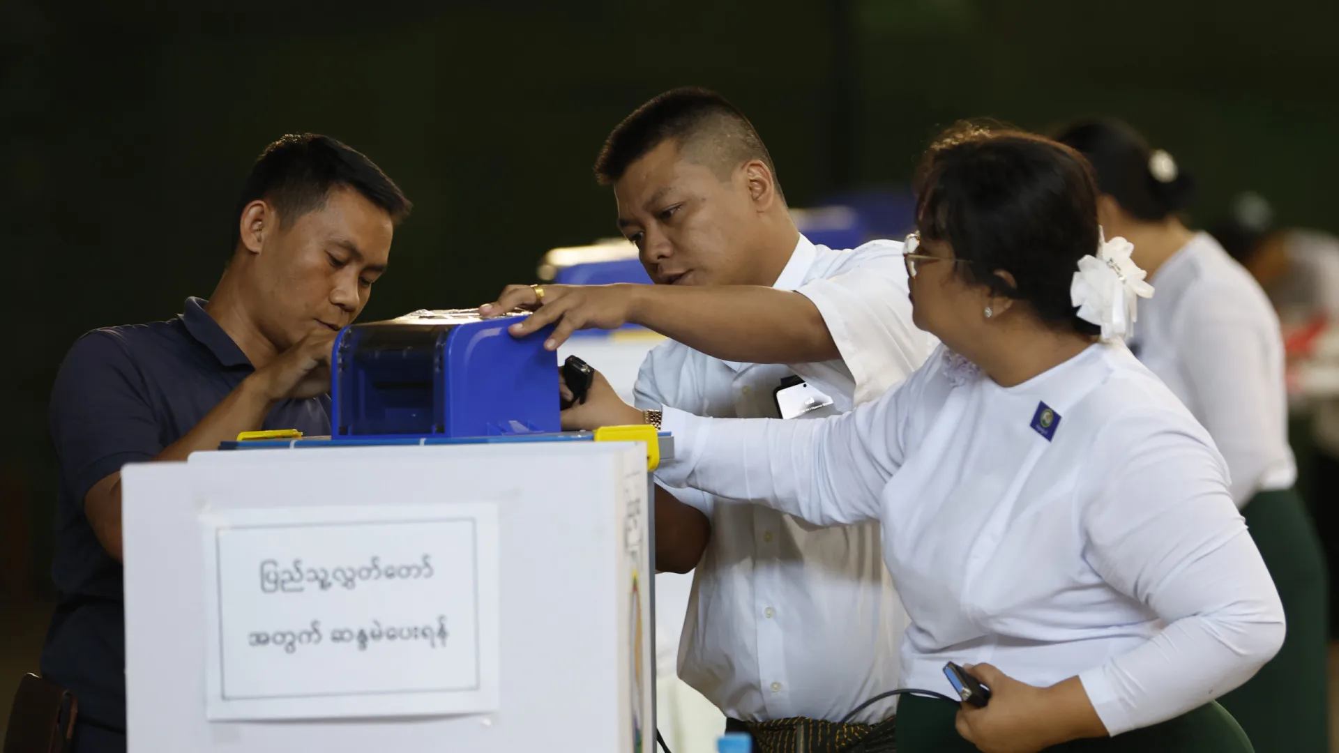 
                    Observadores denunciam como ilegítimas eleições no Myanmar
                