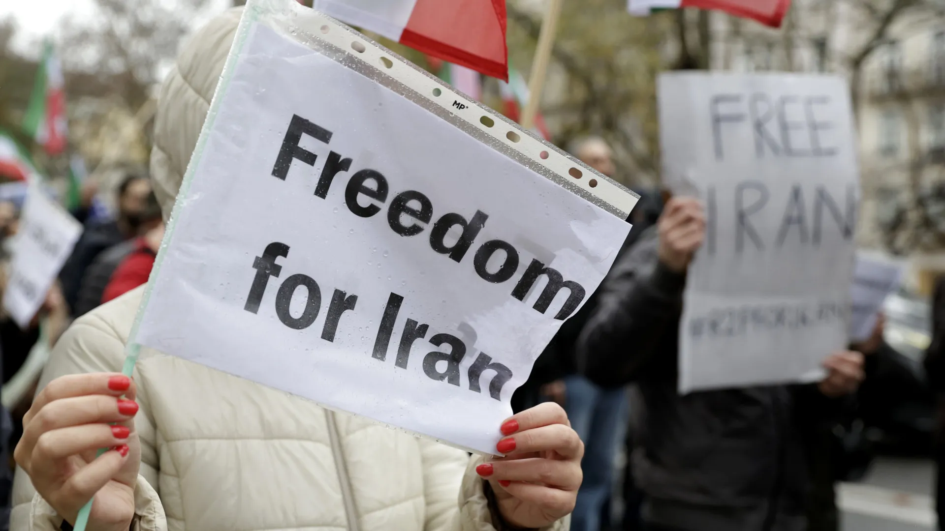 
                    Manifestantes em Lisboa pedem intervenção internacional no Irão
                