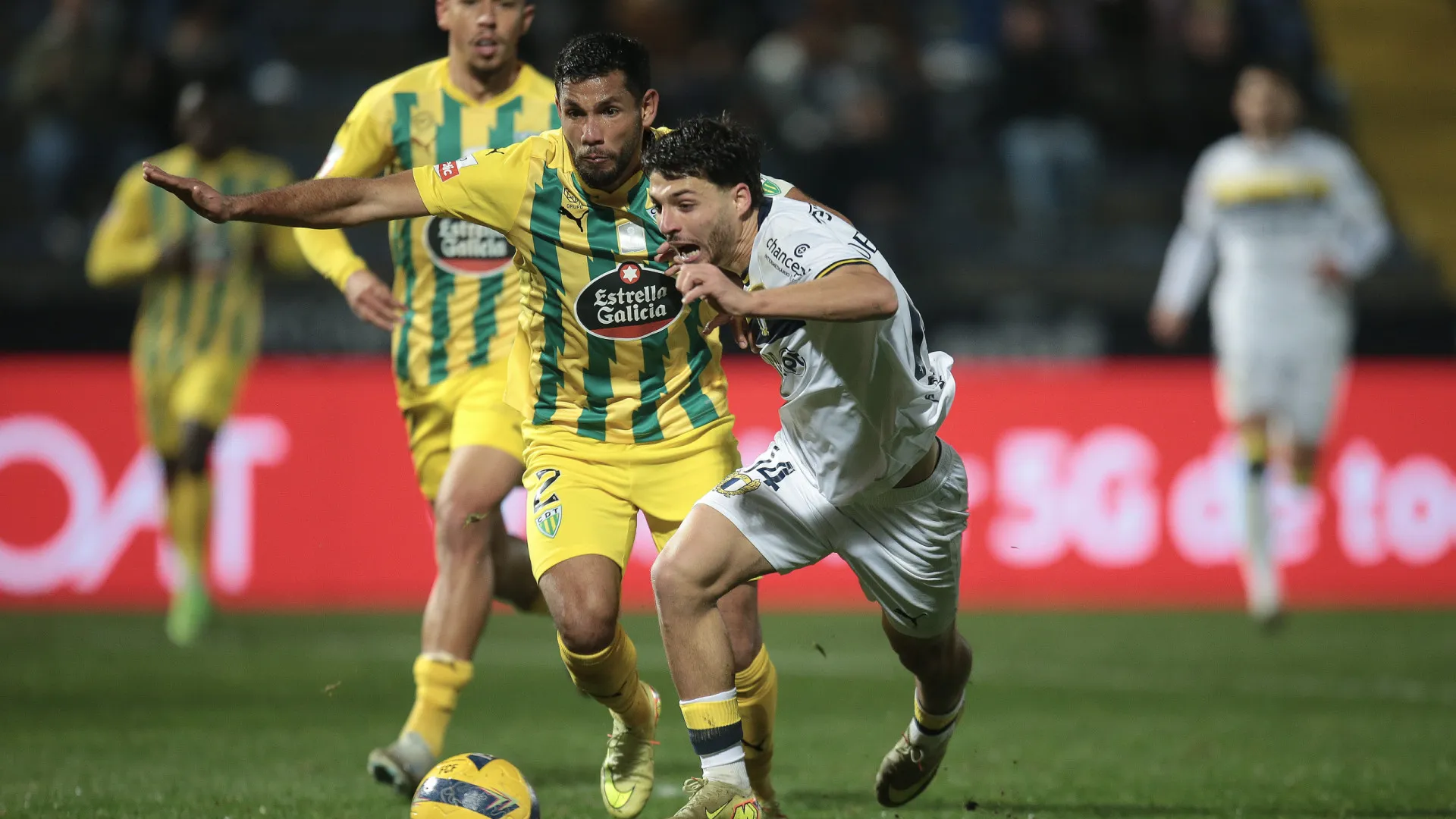 
                    Famalicão vence Tondela e está na luta pelos lugares europeus
                