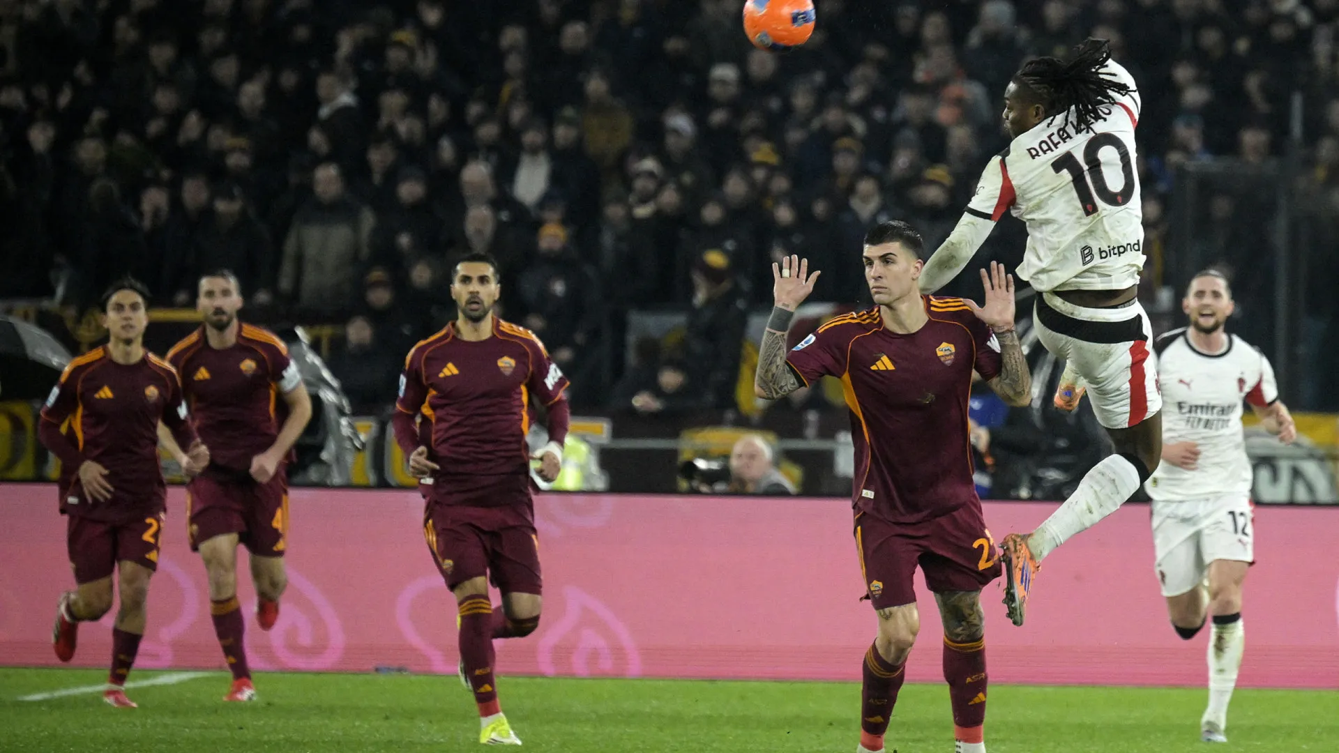 
                    AC Milan empata perseguição ao Inter no terreno da AS Roma
                