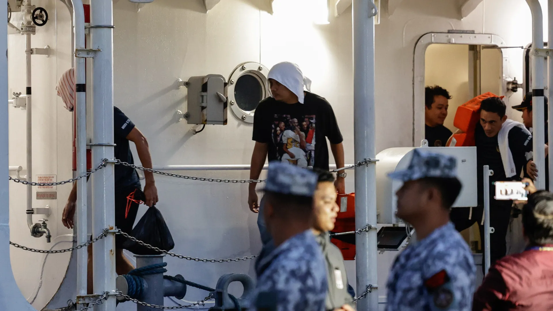 
                    Novo balanço eleva para 15 número de mortos em naufrágio nas Filipinas
                