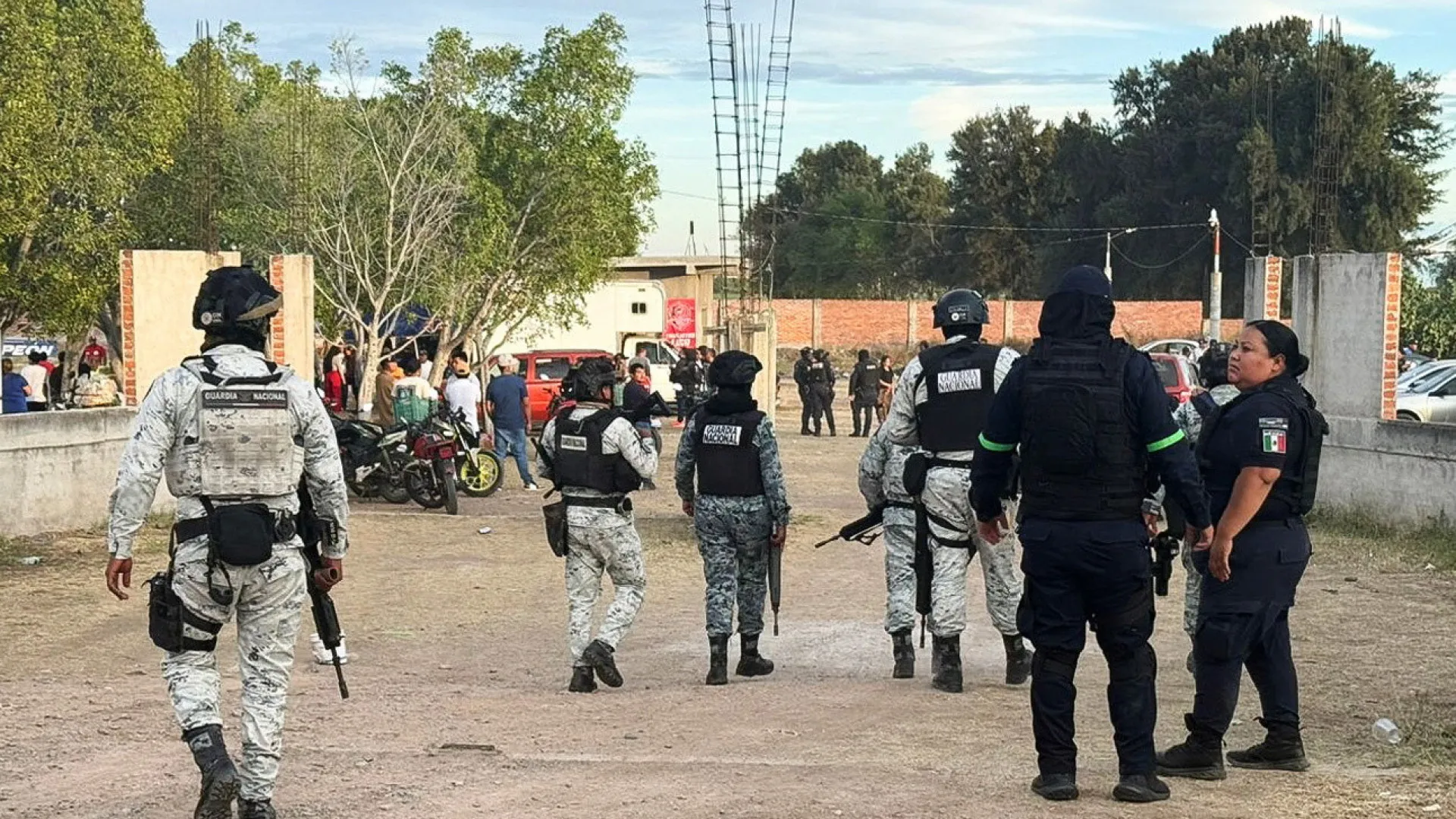 
                    Pelo menos 11 mortos em ataque armado num campo de futebol no México
                