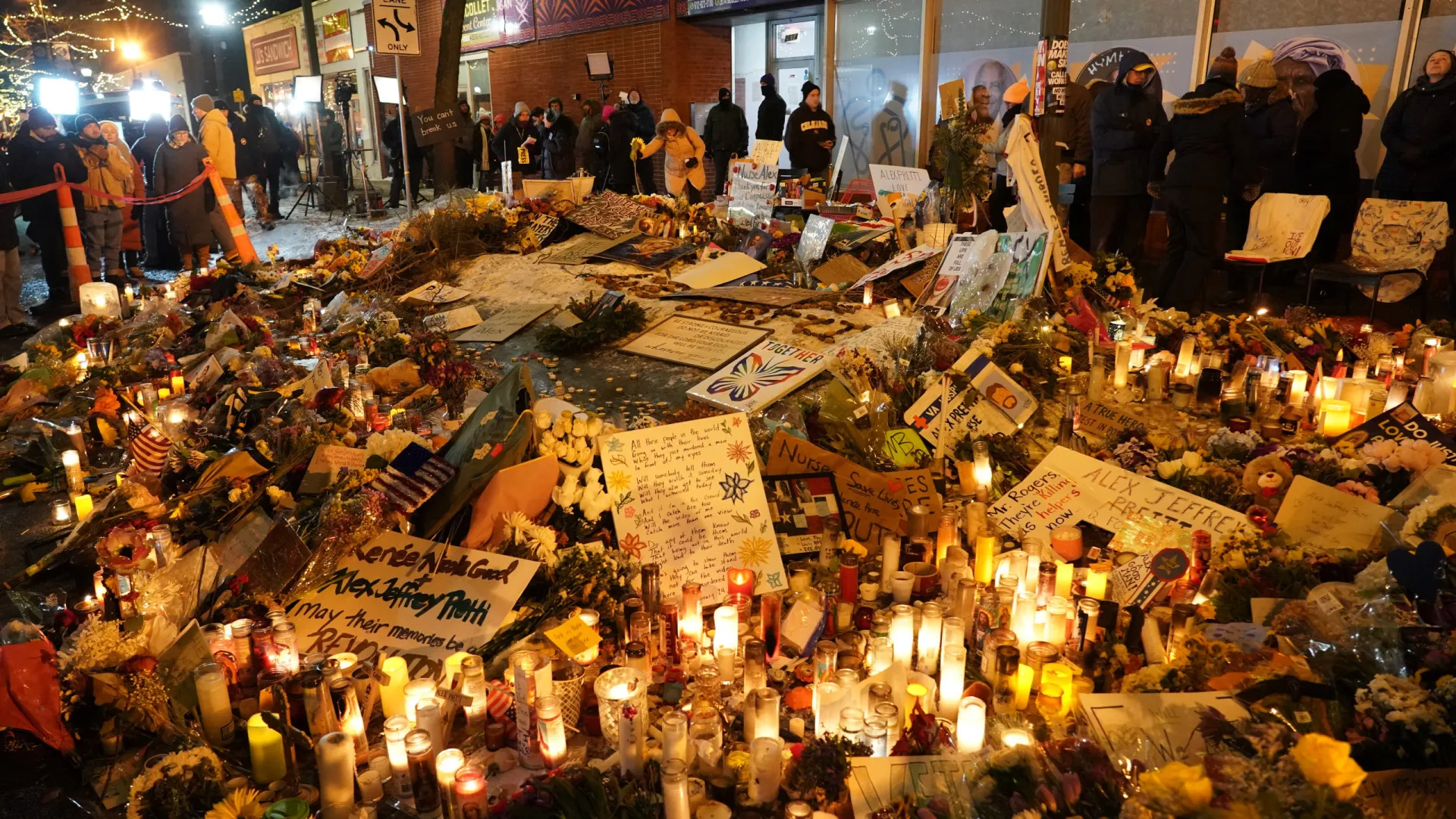 
                    Vigílias por Pretti em Minneapolis continuam após substituição de Bovino
                