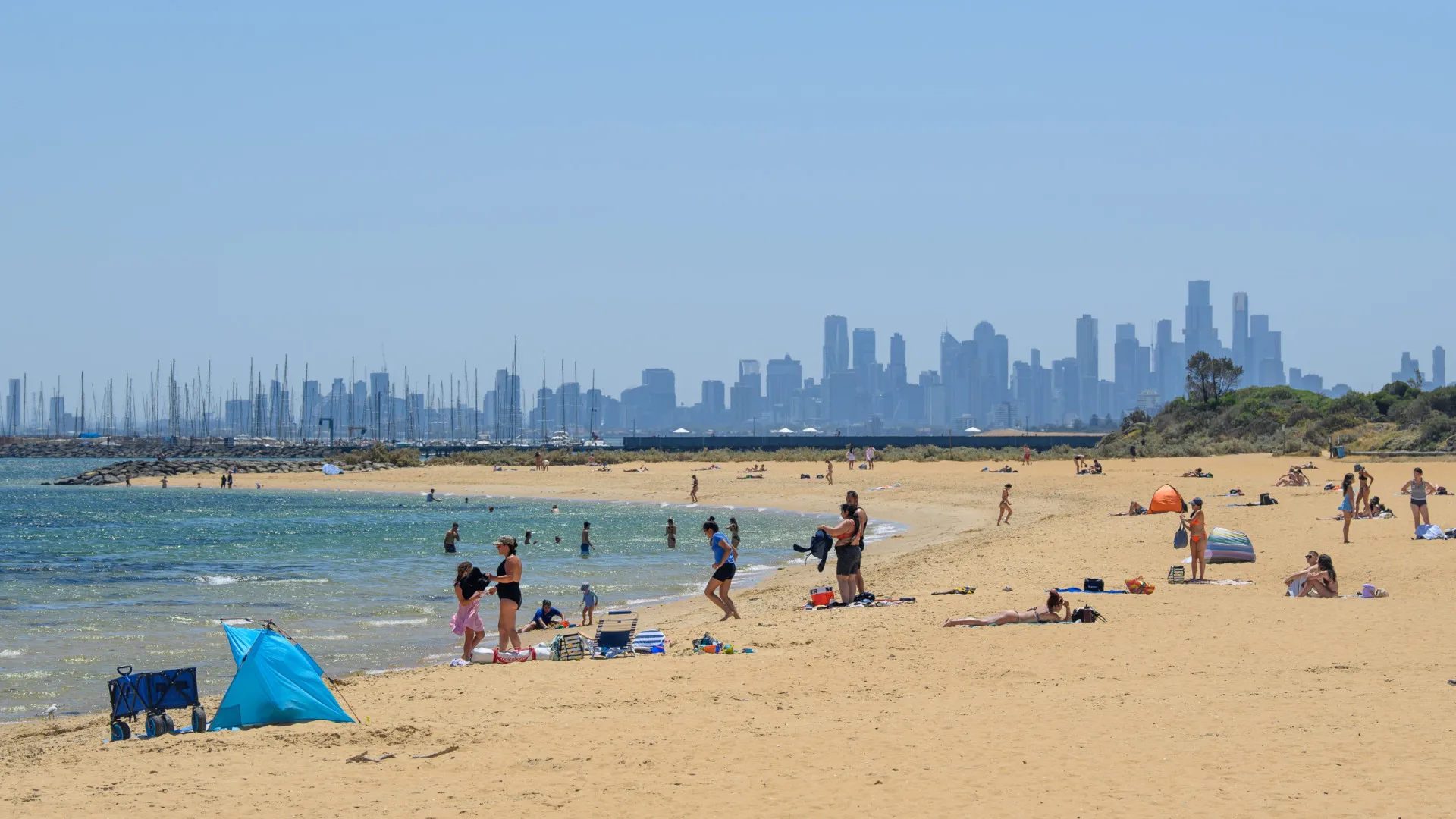 
                    Centenas de casas evacuadas na Austrália devido a fogos e onda de calor
                