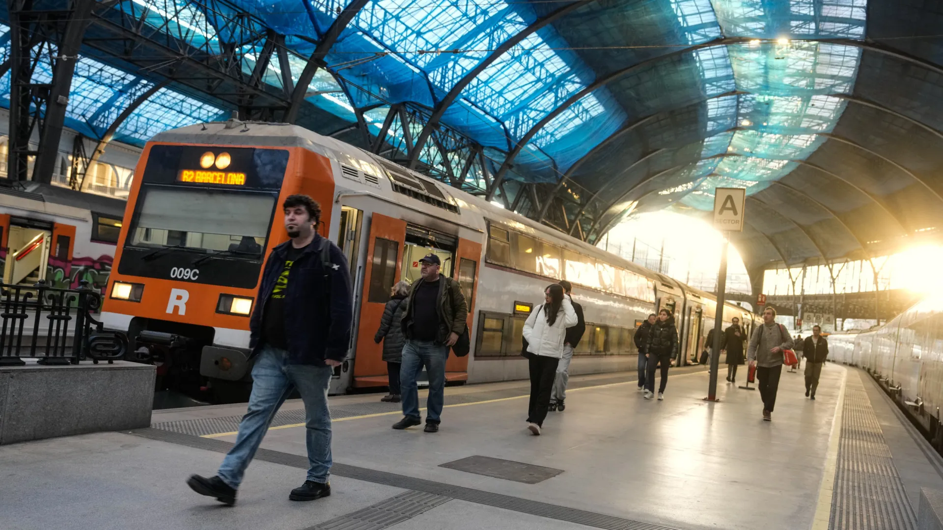 
                    Maquinistas espanhóis desconvocam greve marcada após acidentes
                