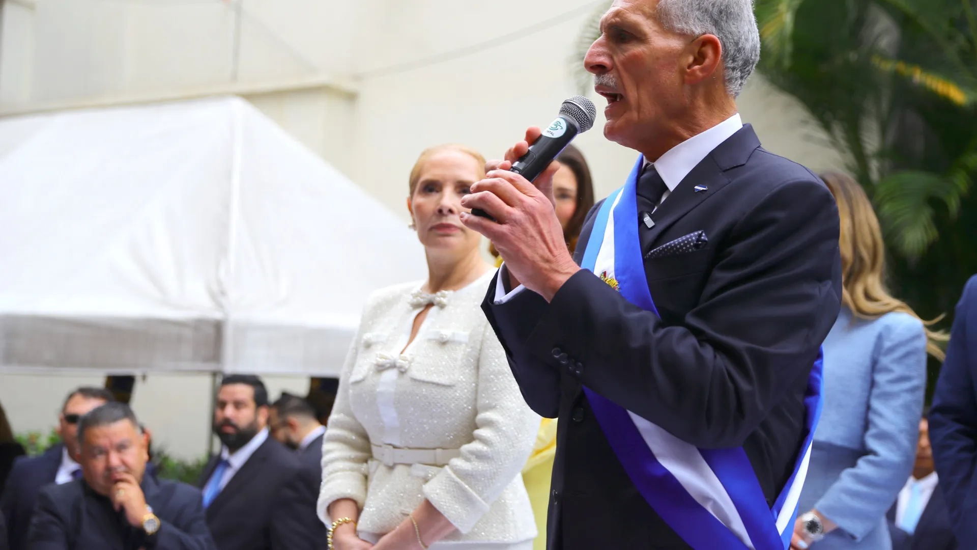 
                    Nasry Asfura investido novo presidente das Honduras com o apoio de Trump
                