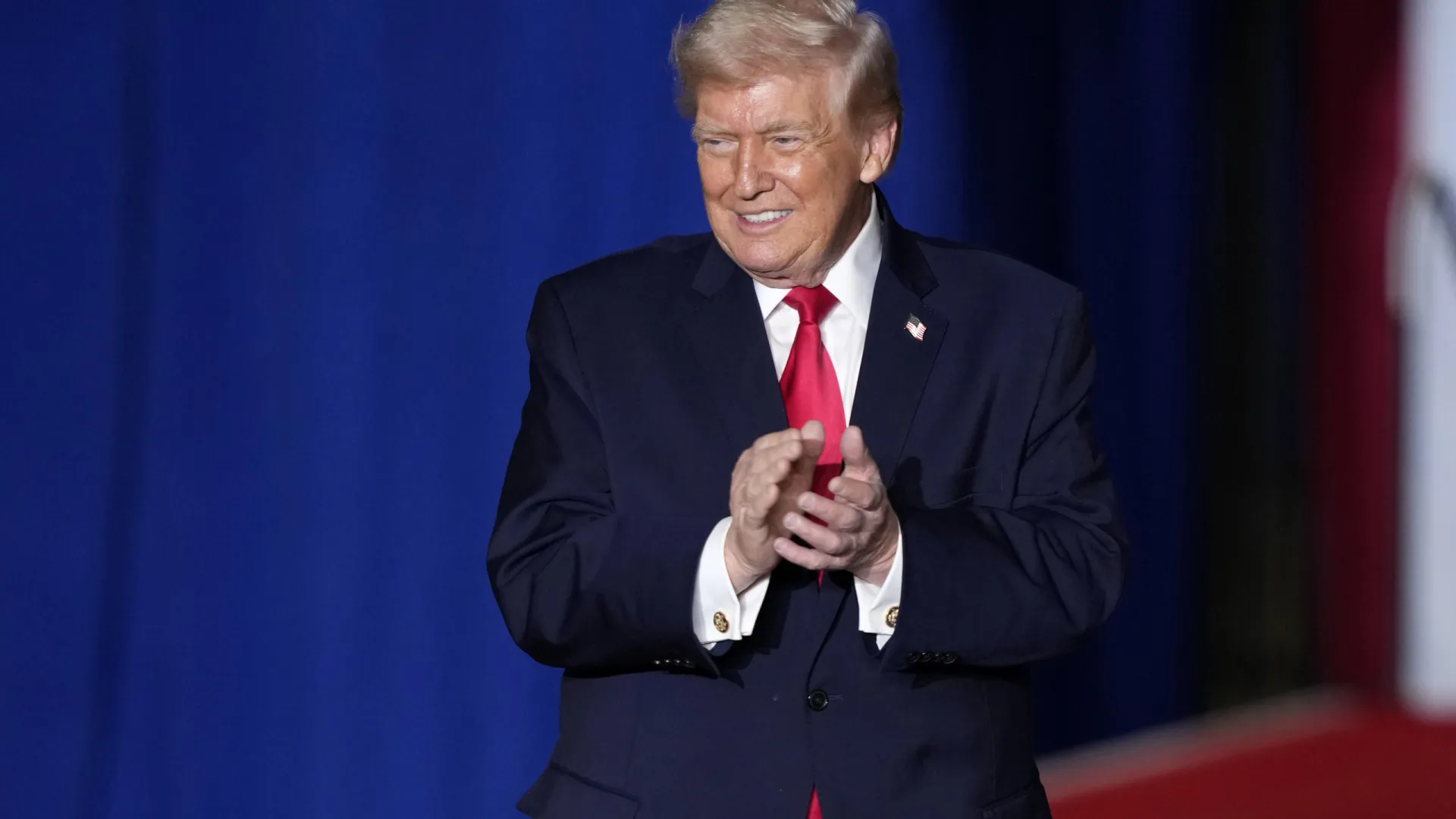 
                    Trump anuncia reabertura do espaço aéreo comercial da Venezuela
                