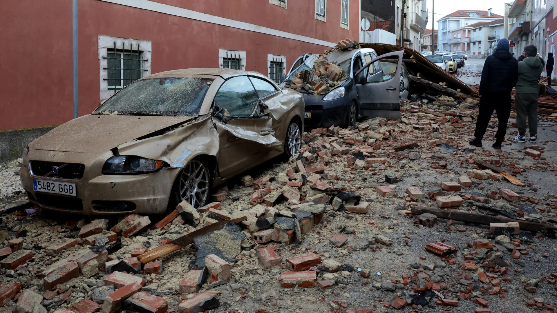 
                    Nove pessoas ficaram desalojadas na Figueira da Foz devido ao mau tempo
                