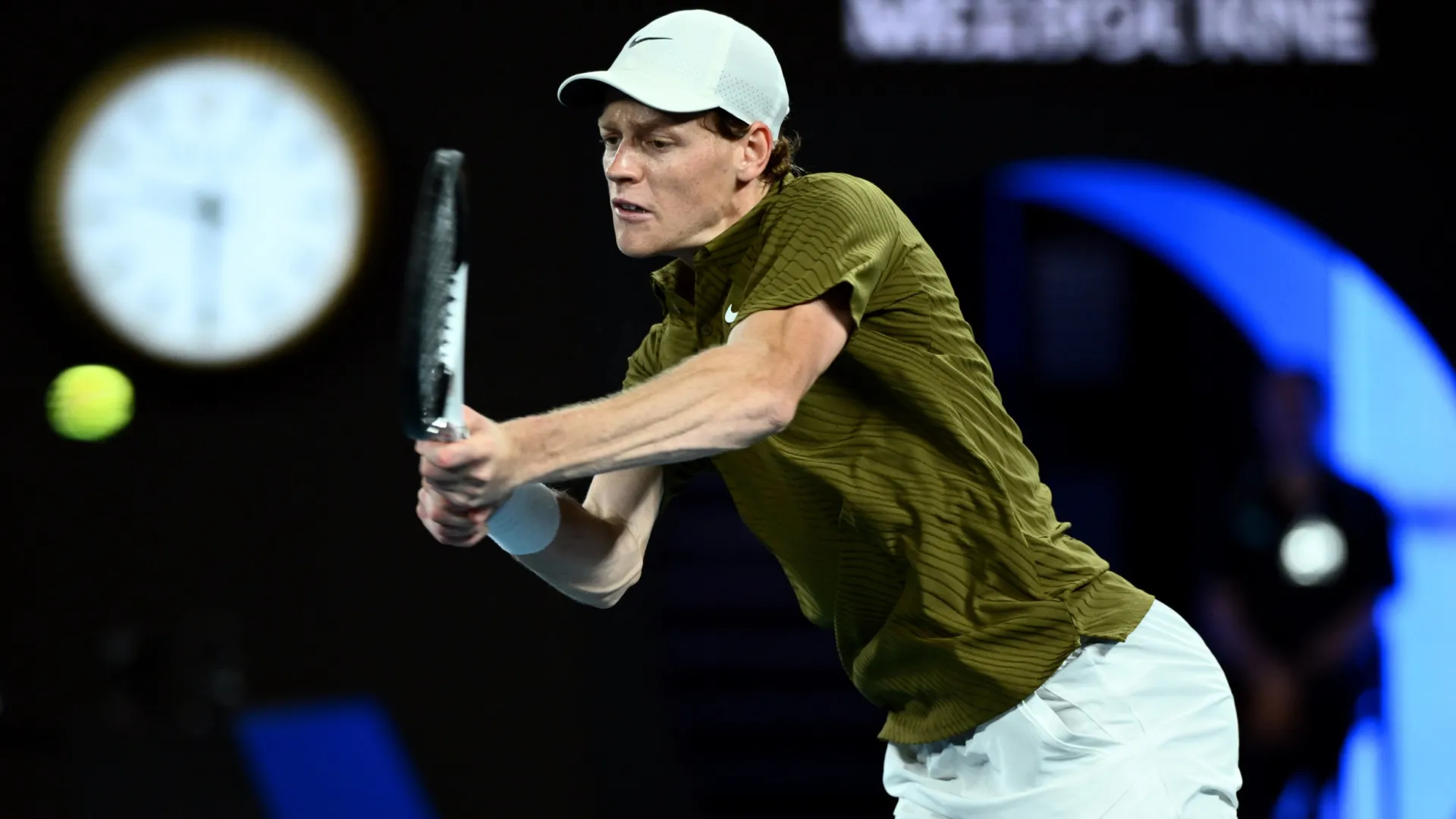 
                    Sinner bate Shelton e defronta Djokovic nas 'meias' do Open da Austrália
                