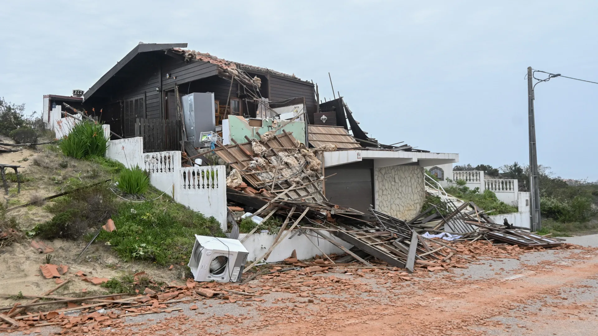 
                    Vários distritos com avisos devido à chuva, vento, neve e ondulação
                