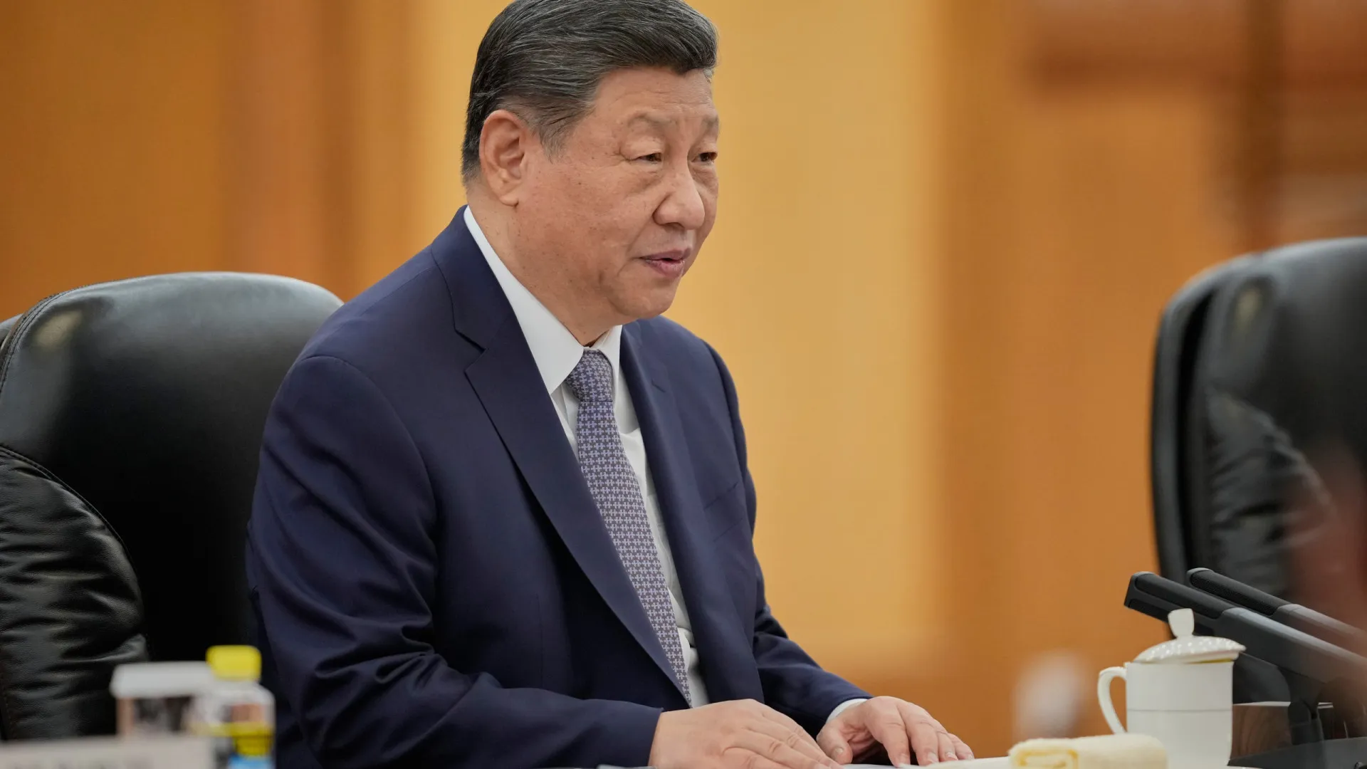 
                    Xi Jinping quer moeda chinesa com estatuto de divisa de reserva mundial
                