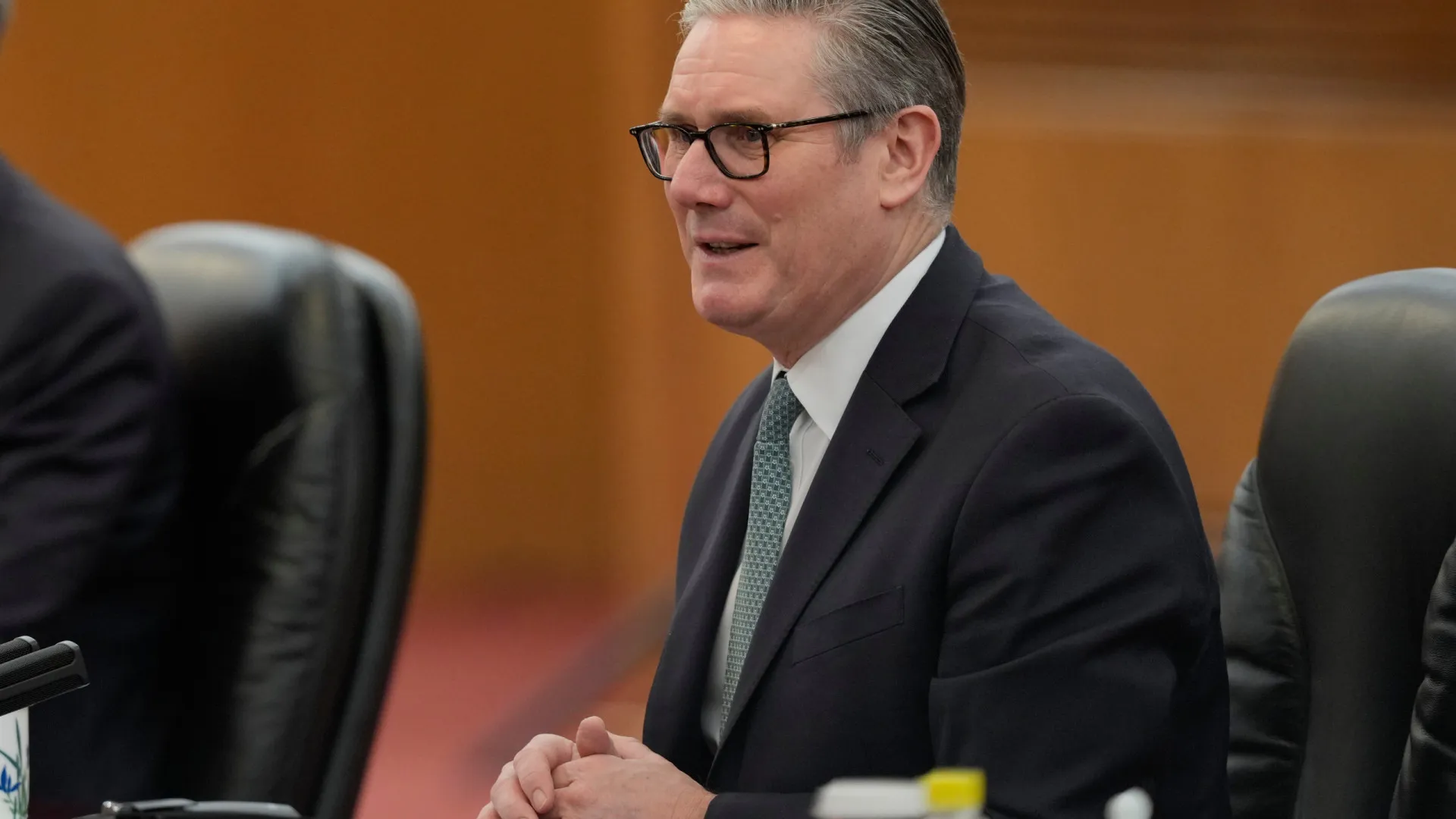 
                    Starmer defende em Pequim 