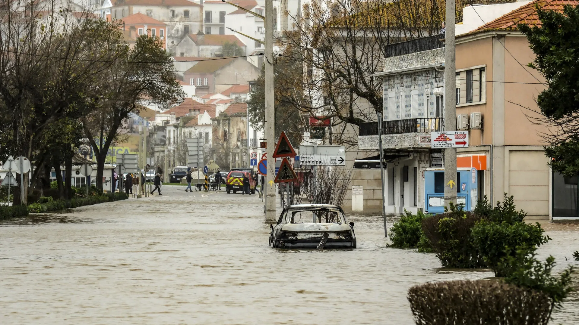 
                    Alcácer do Sal prepara-se para subida do Sado e fecha avenida ao trânsito
                