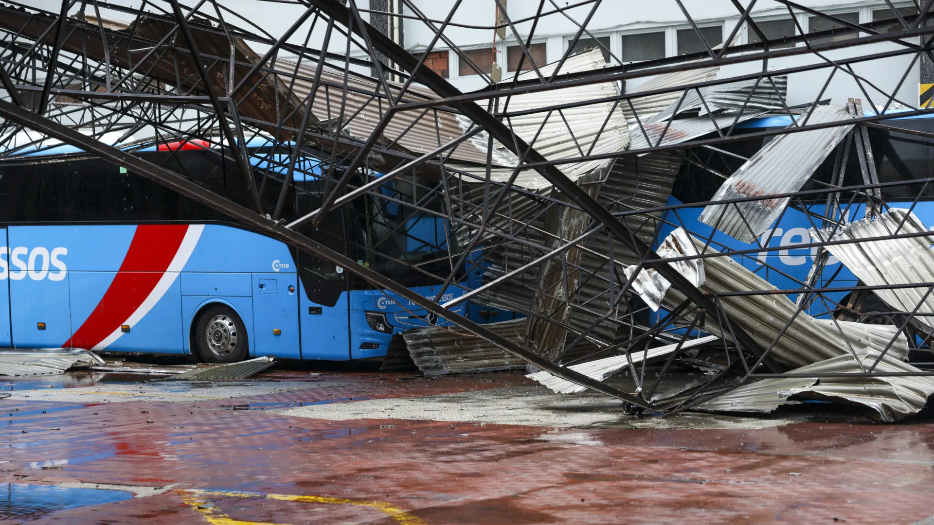 
                    Teto da rodoviária em Leiria desabou e danificou cerca de 45 viaturas
                