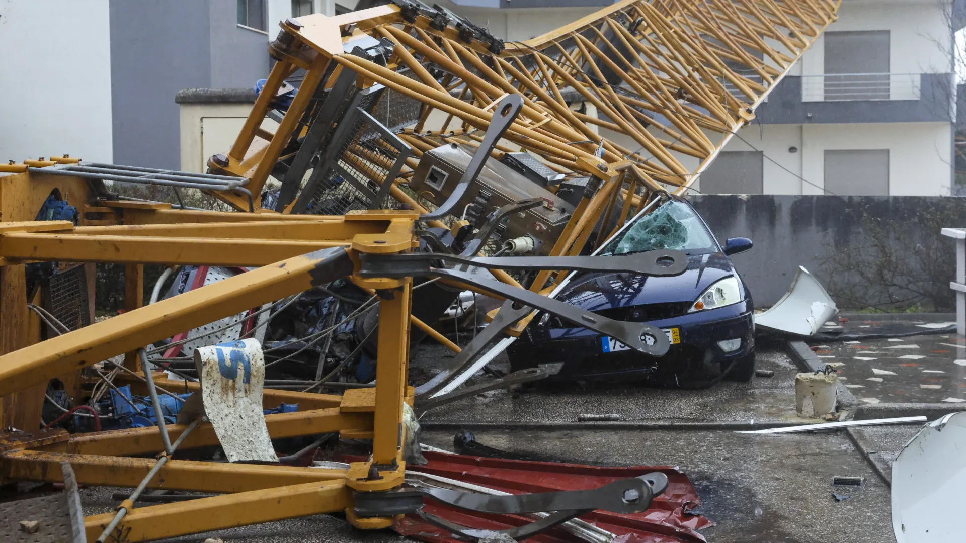 
                    Mau tempo: Mais de 100 vias afetadas no distrito de Santarém
                