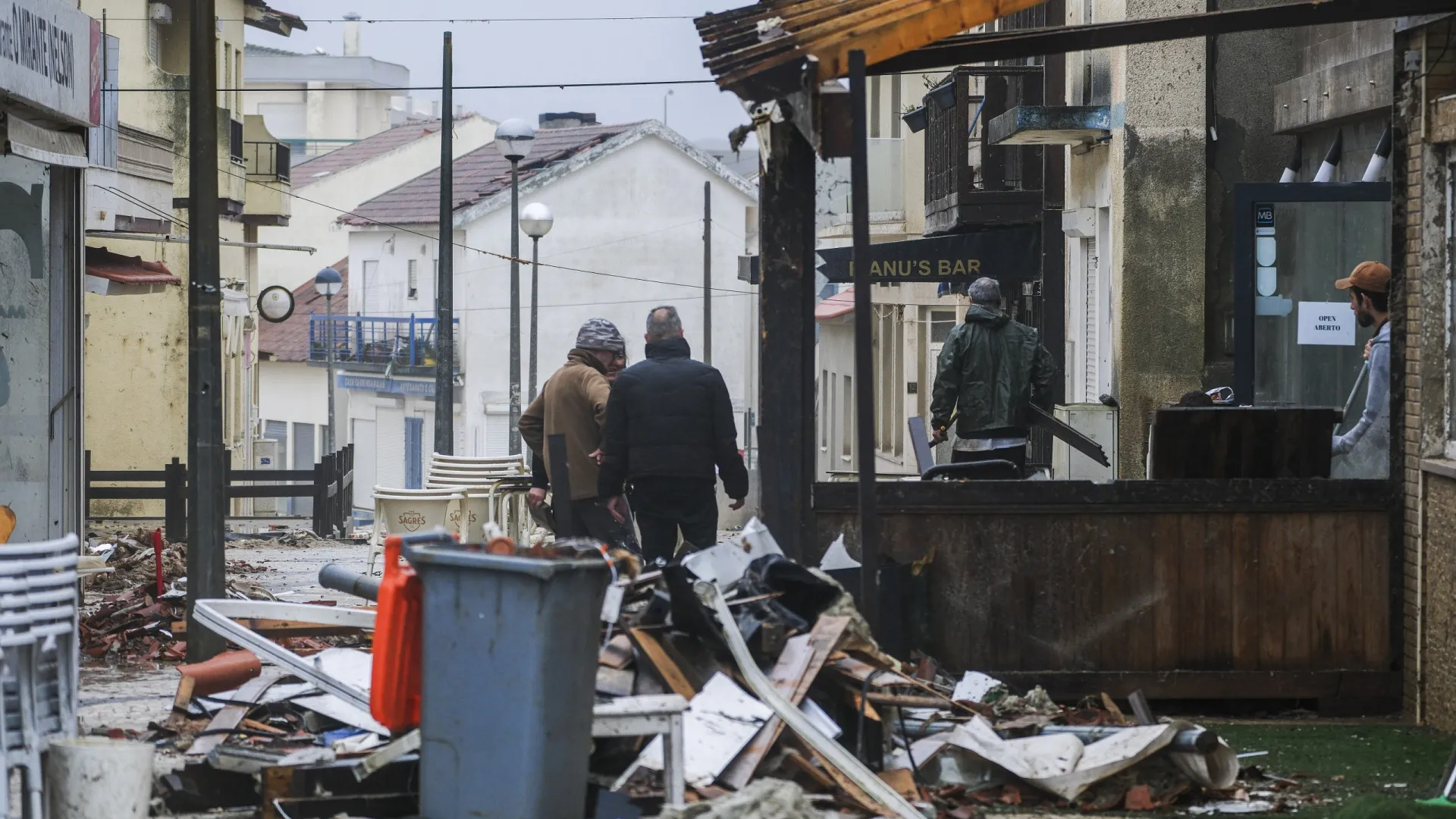 
                    Na devastada Praia da Vieira limpam-se destroços e chora-se o isolamento
                