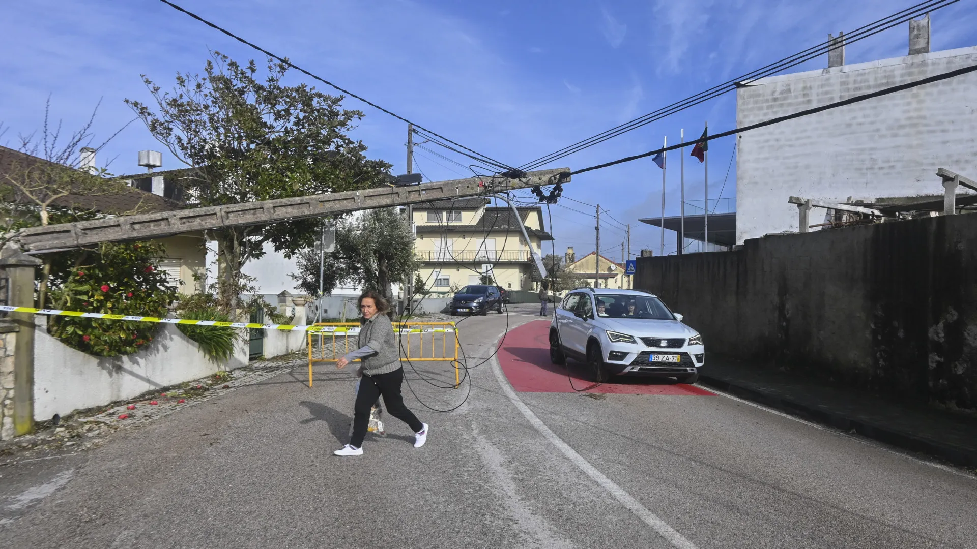 
                    Cerca de 384 mil clientes da E-Redes sem energia pelas 18:30
                