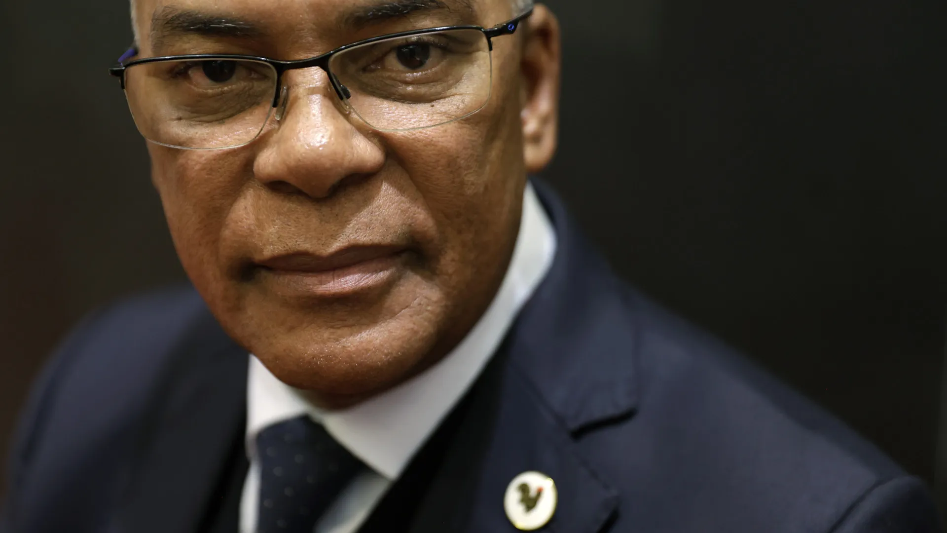 
                    Angola. UNITA condena 