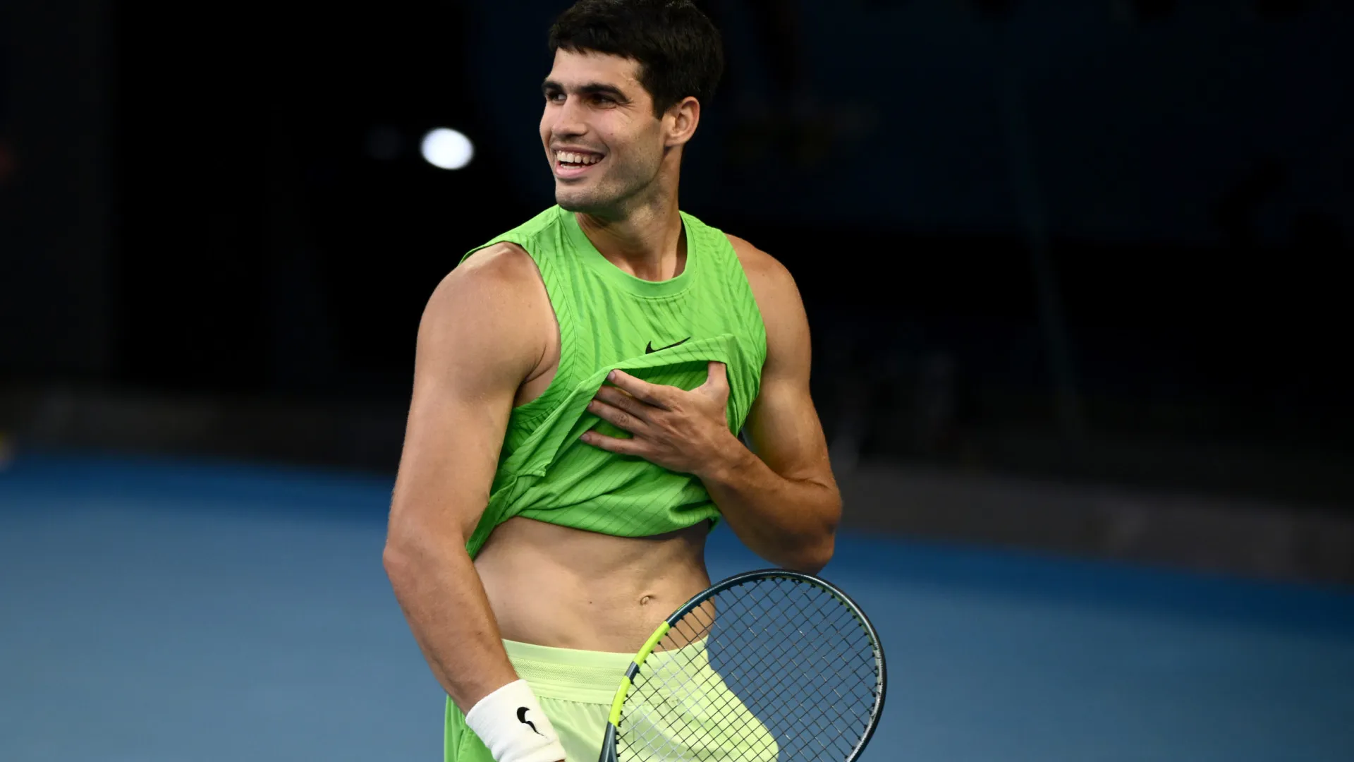 
                    Carlos Alcaraz vence Zverev e estreia-se na final do Open da Austrália
                