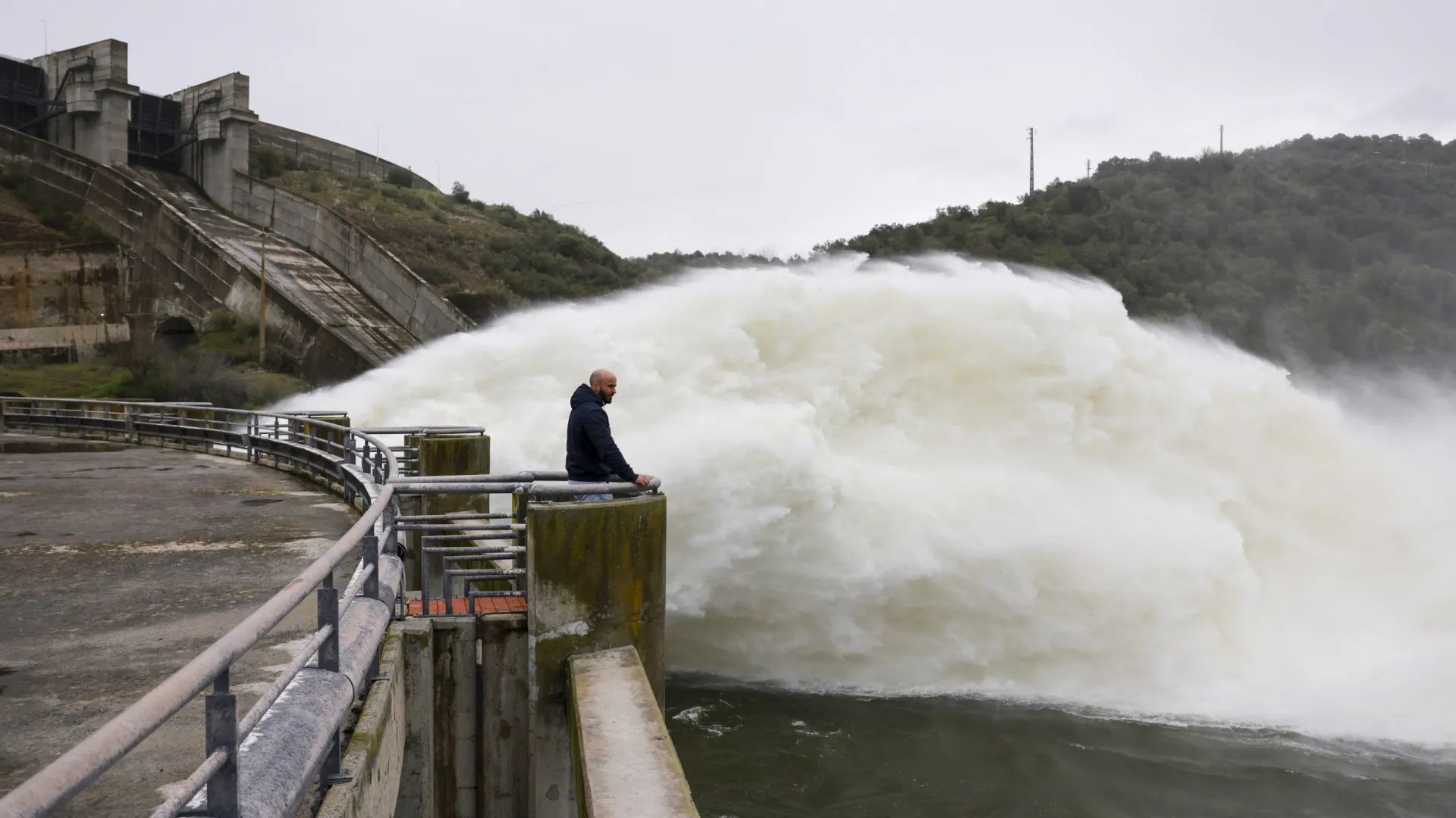 
                    Descargas em Alqueva interrompidas, mas situação é 
