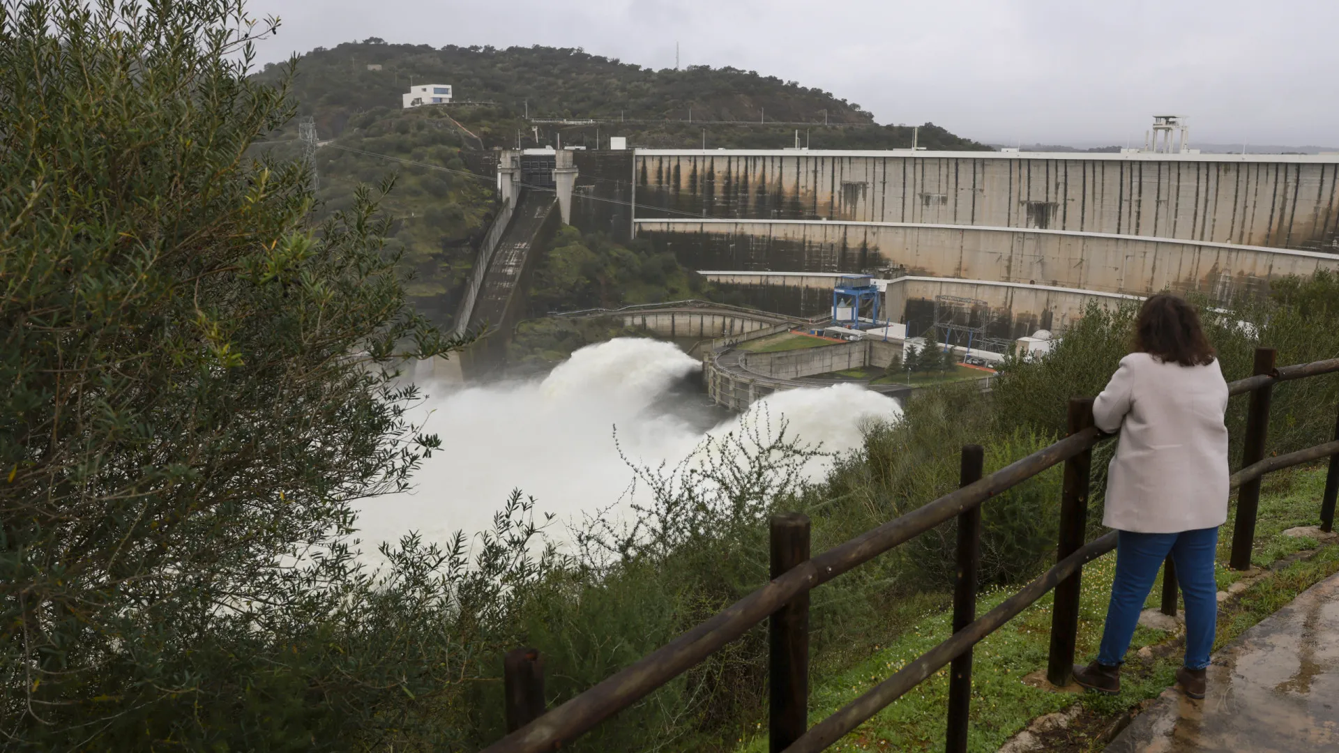 
                    Alqueva retoma descargas por 