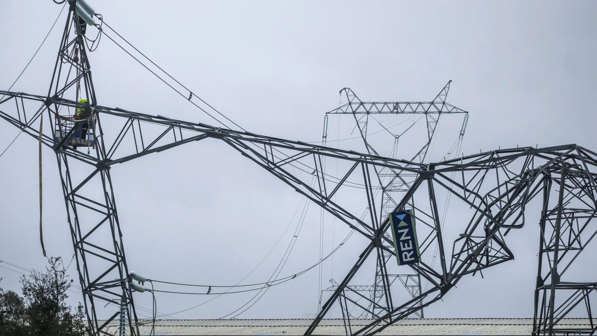 
                    Cerca de 147 mil clientes sem energia às 13h30, revela E-Redes
                