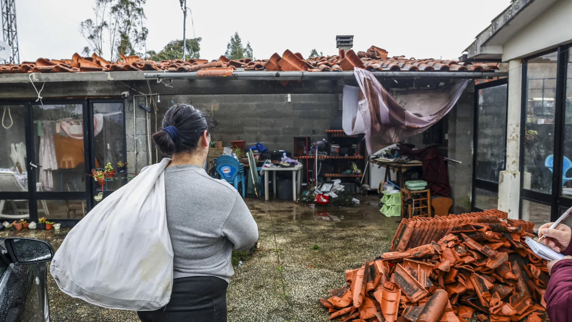 
                    Cerca de 180 mil clientes continuavam sem energia às 08h00
                