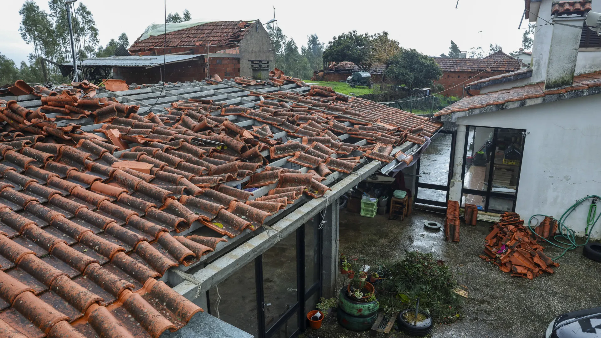 
                    Homem de 73 anos morreu ao cair de telhado que reparava na Batalha
                