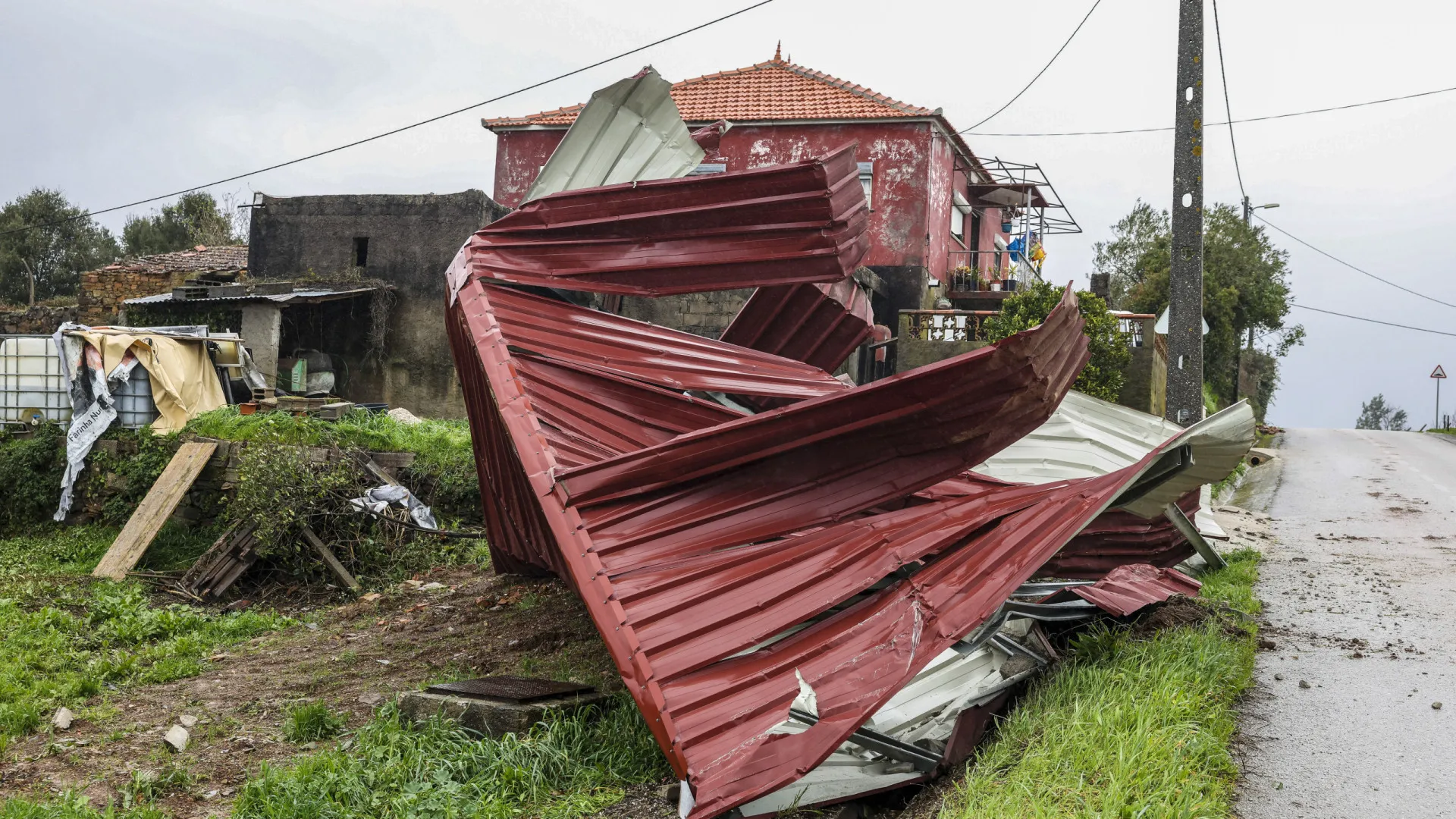 
                    Mau tempo? Câmara de Pedrógão Grande estima 80% das casas afetadas
                