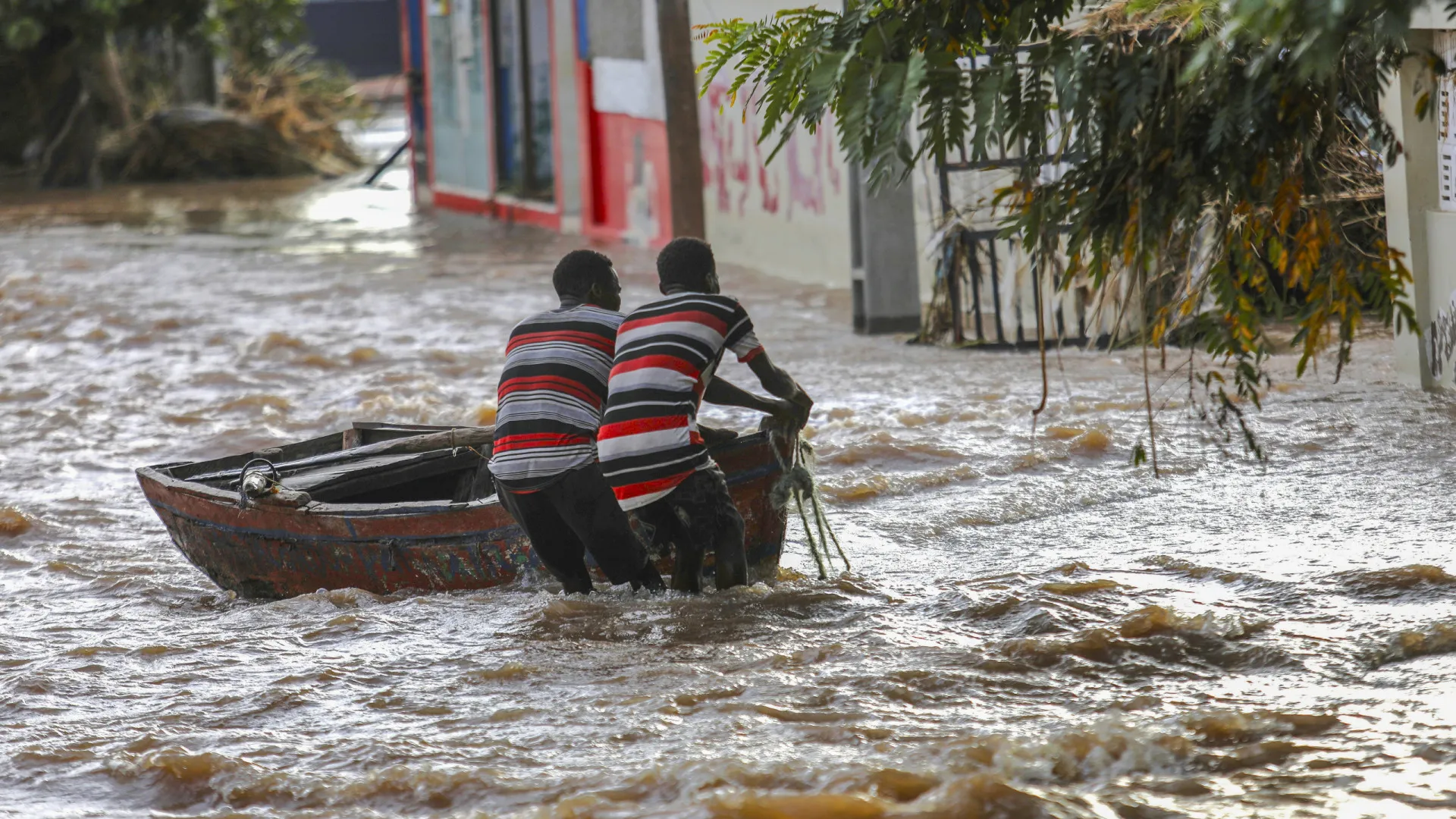 
                    Carros deram lugar a barcos a remos nas ruas da cidade moçambicana de Xai-Xai
                