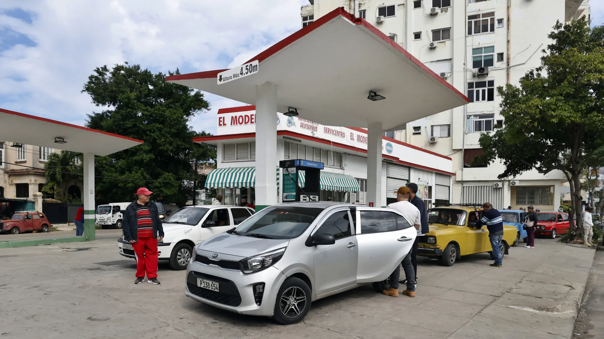 
                    Governo de Cuba vai racionar venda de combustível devido à escassez
                