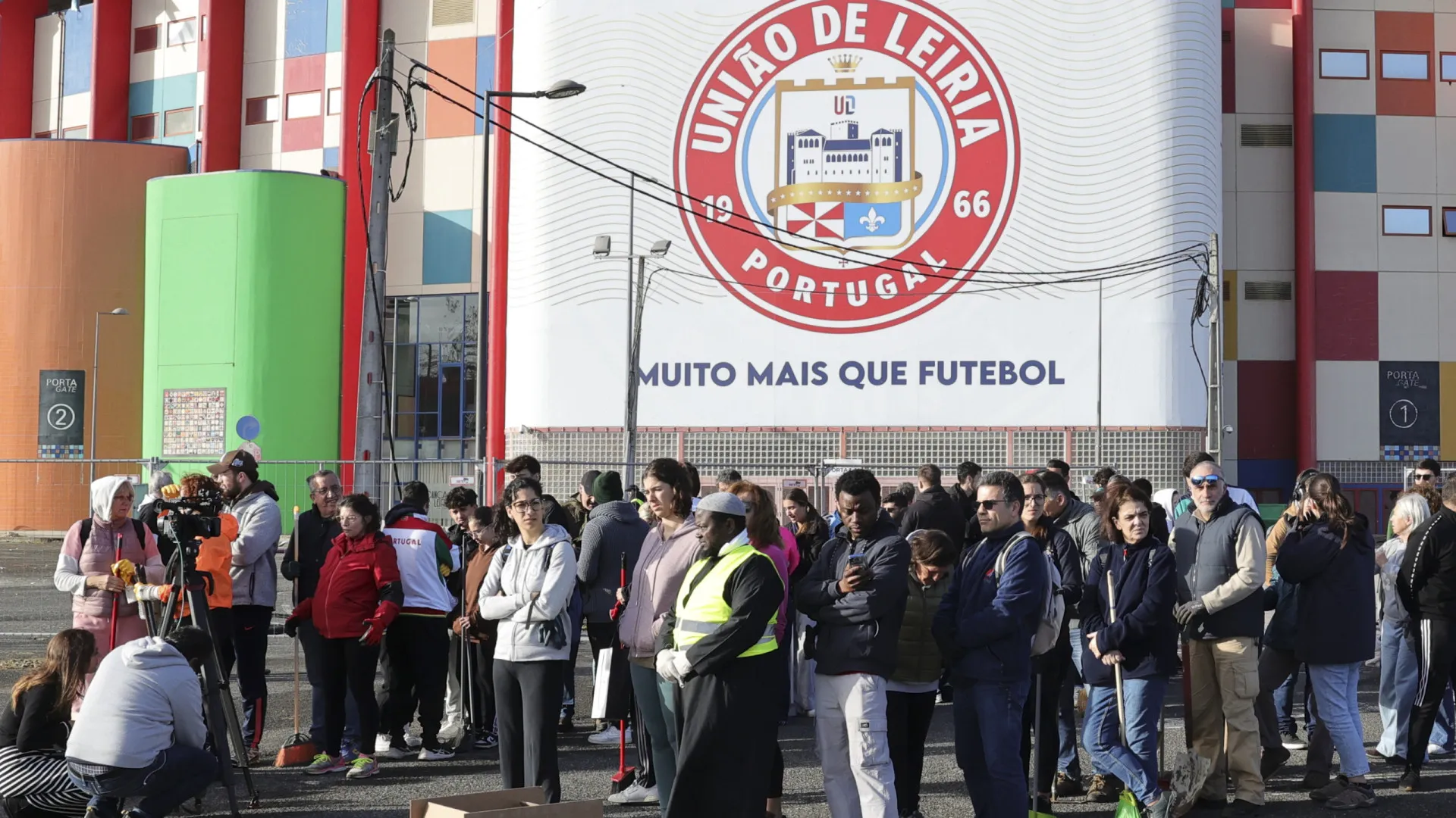
                    Centenas de voluntários unidos para limpar e reerguer Leiria
                