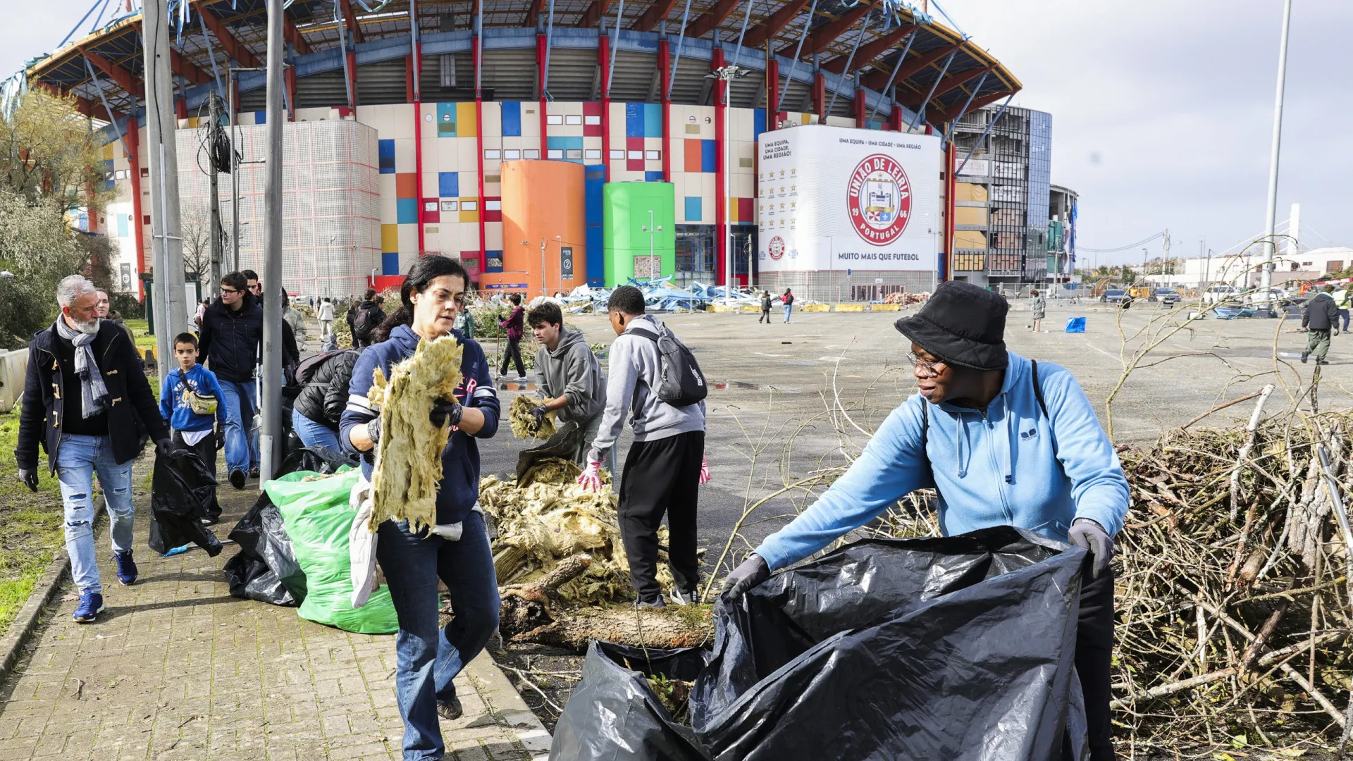 
                    Todas as mãos e idiomas contam na limpeza da cidade de Leiria
                