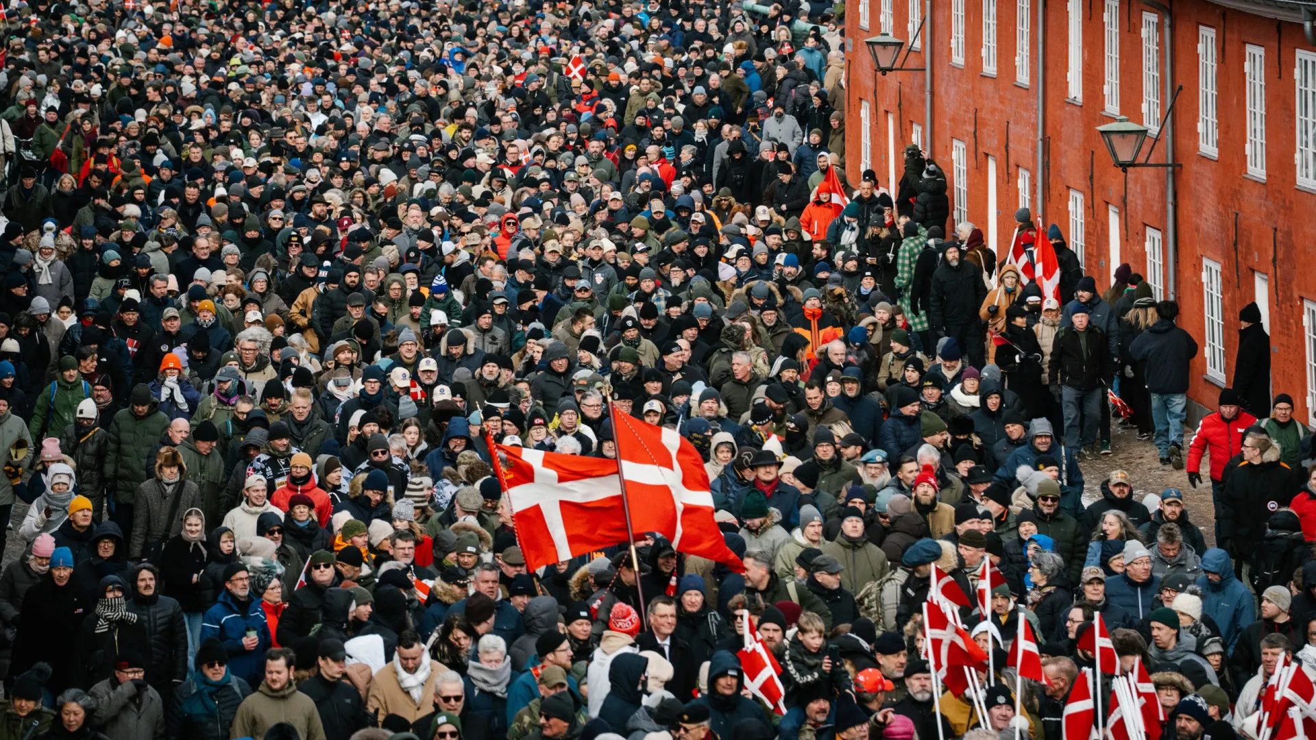 
                    Milhares de pessoas protestam na Dinamarca contra declarações de Trump
                