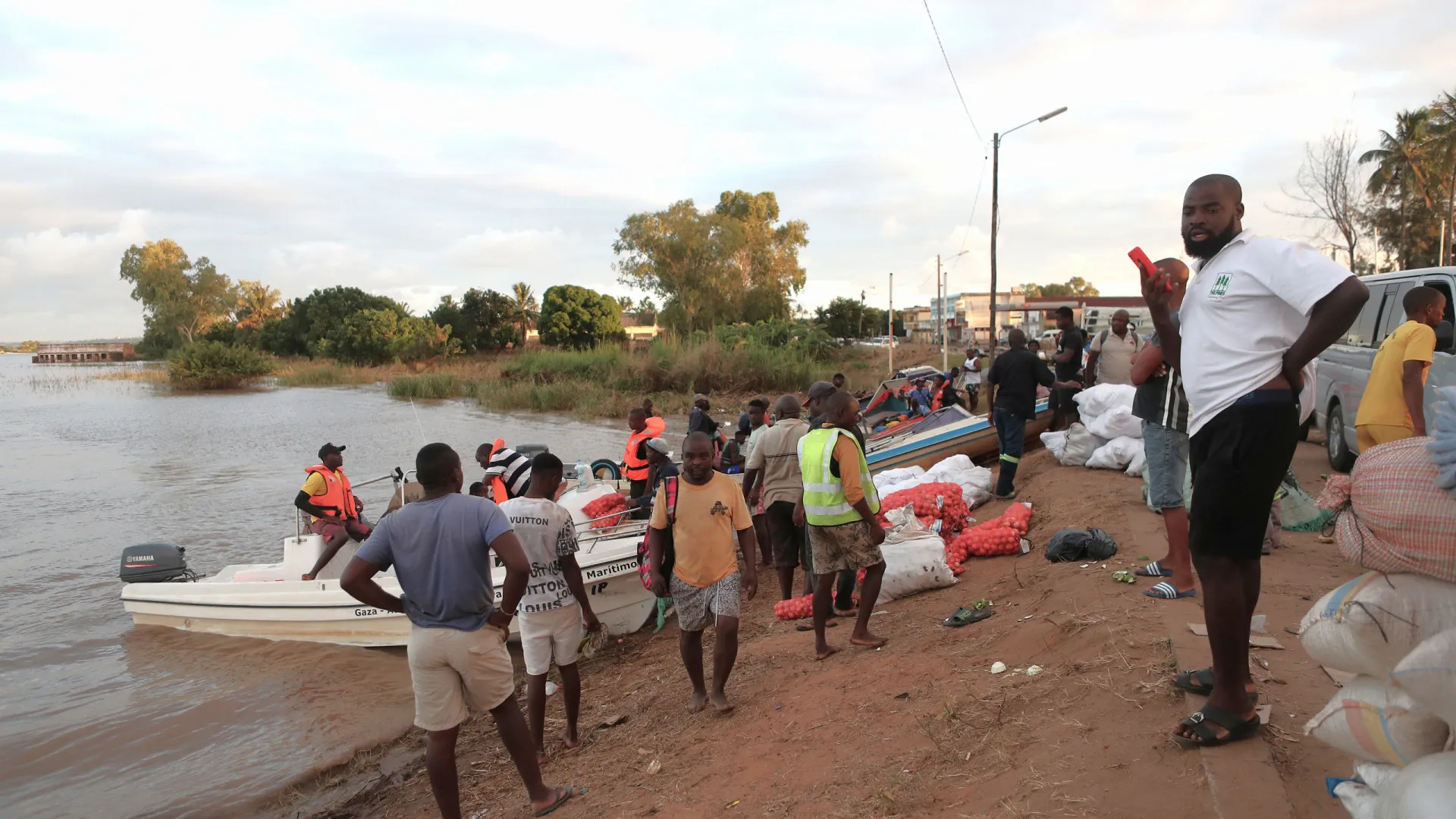 
                    Autoridades moçambicanas pedem retirada das populações devido a ciclone
                