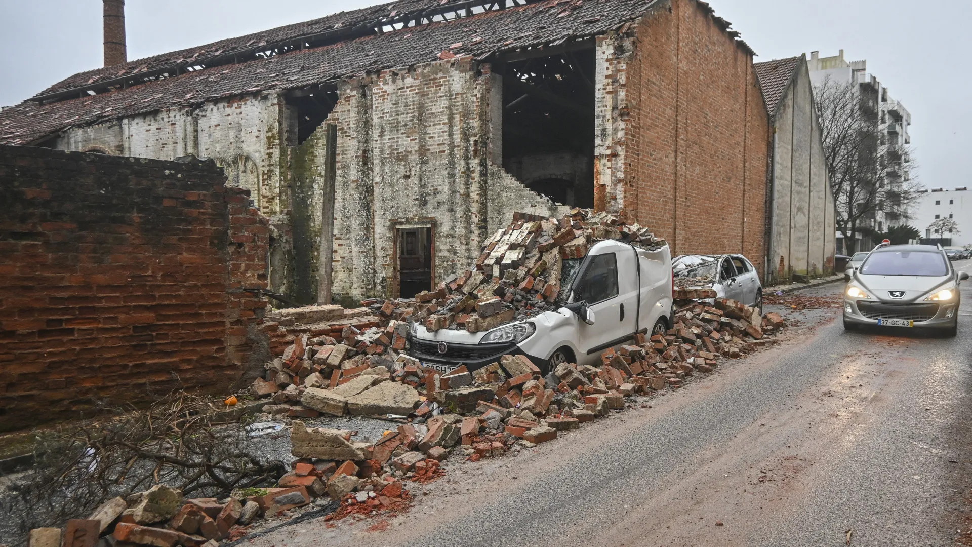 
                    Luz reposta na Marinha Grande mas maioria do concelho continua às escuras
                