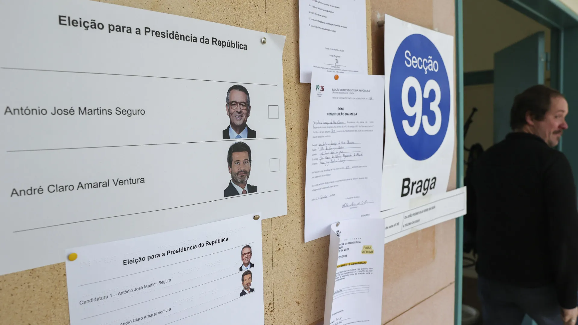 
                    Cerca de 14% dos inscritos votaram até às 11h30 em Lisboa
                