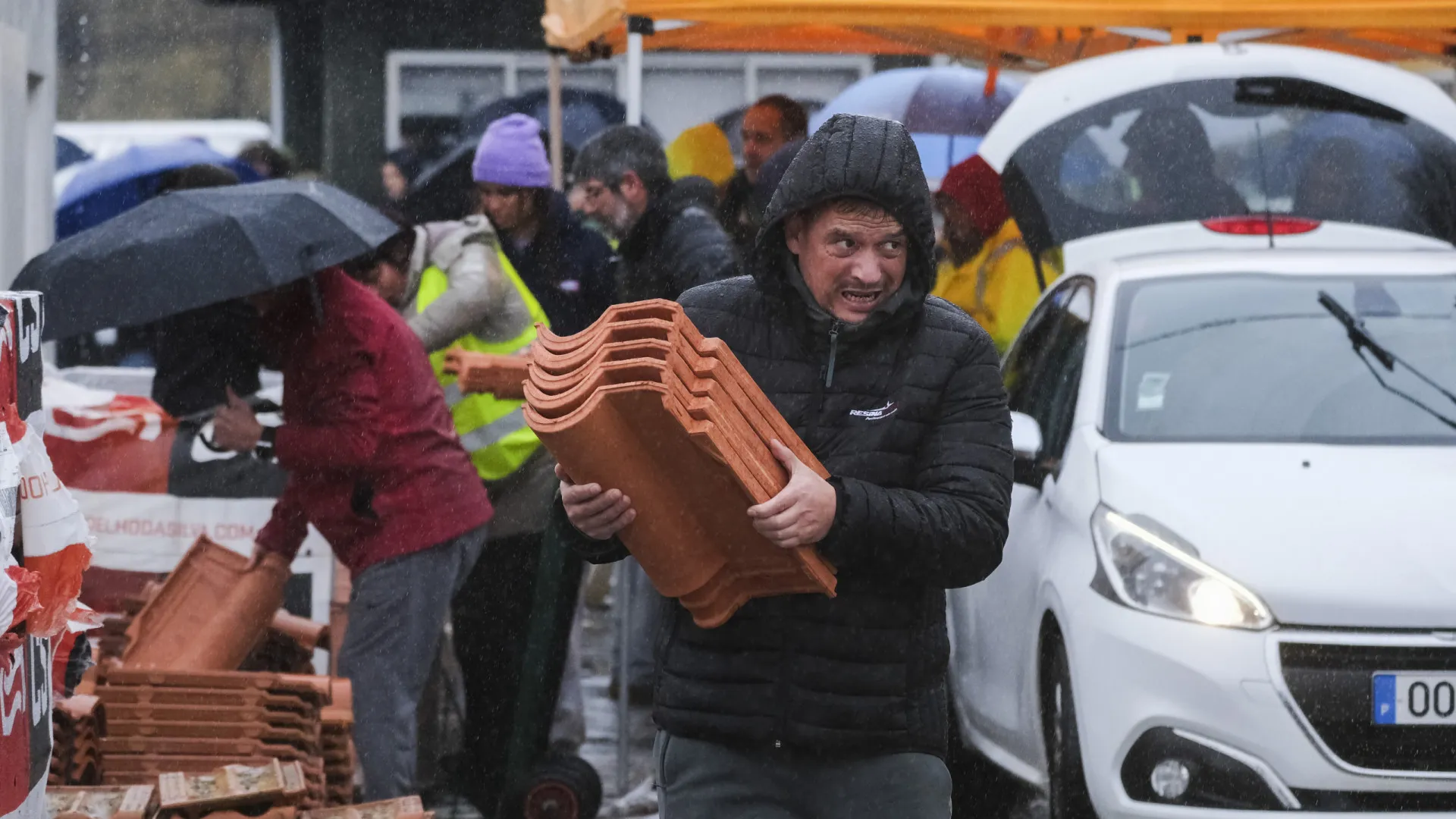 
                    População da Marinha Grande passa horas à espera de telhas e lonas
                