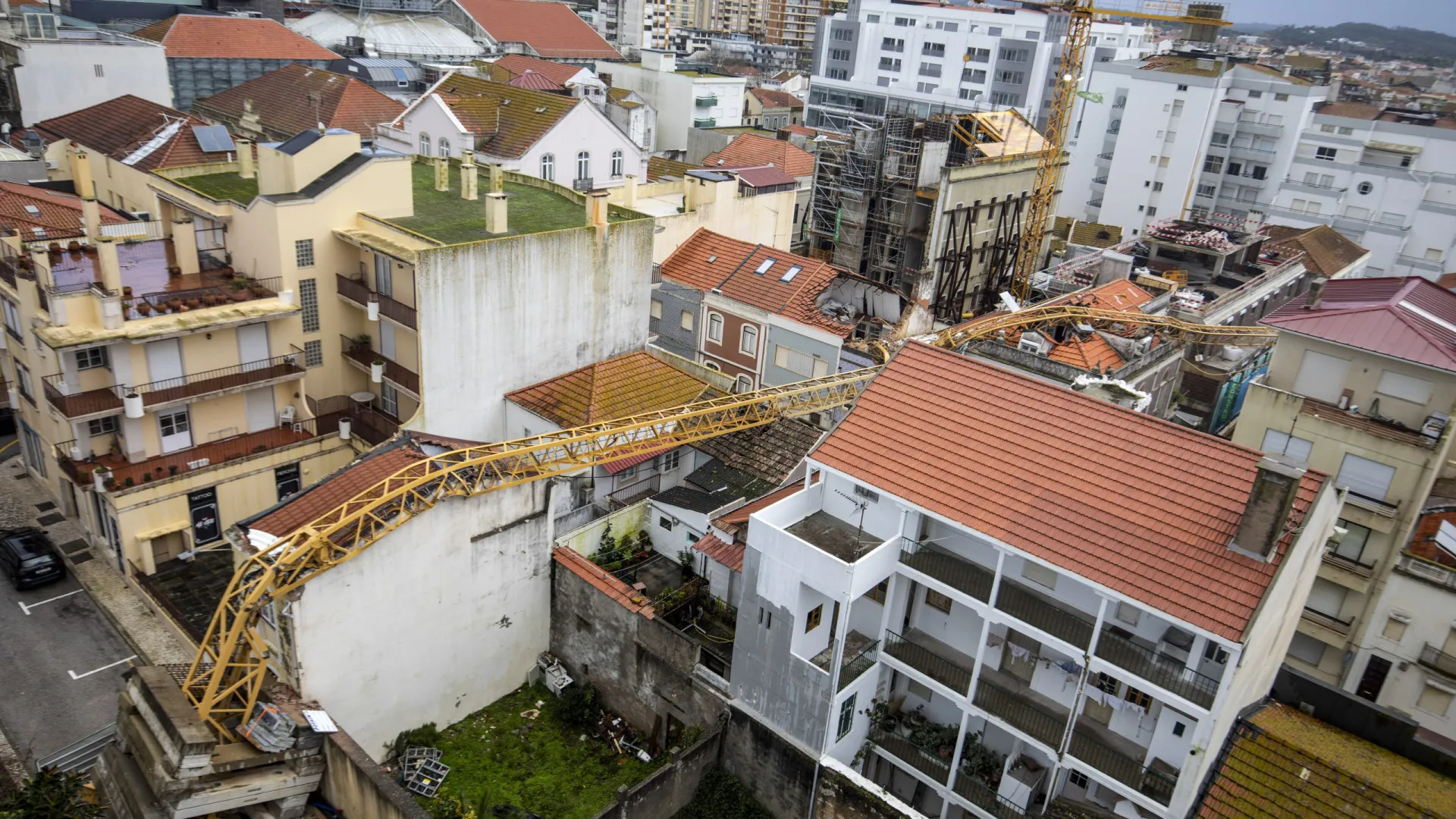 
                    Grua que caiu na Figueira da Foz atingiu seis casas em três ruas
                