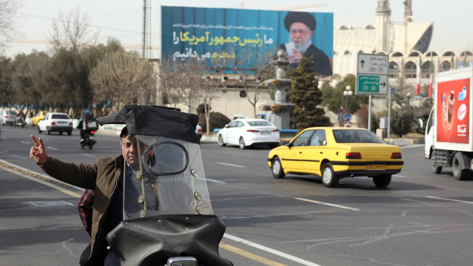 
                    Khamenei concede indultos a mais de 2.000 reclusos
                