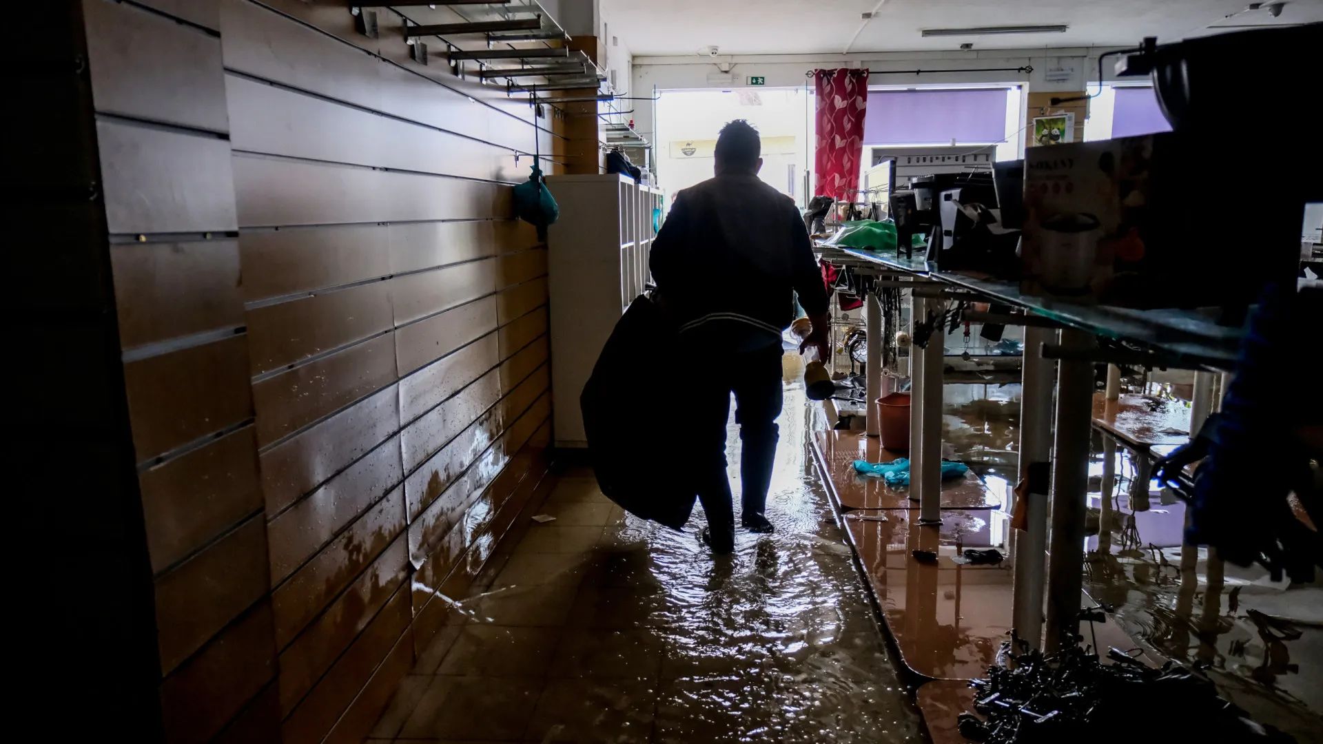 
                    Comércio de Alcácer do Sal tenta retomar atividade mas ainda faz contas
                