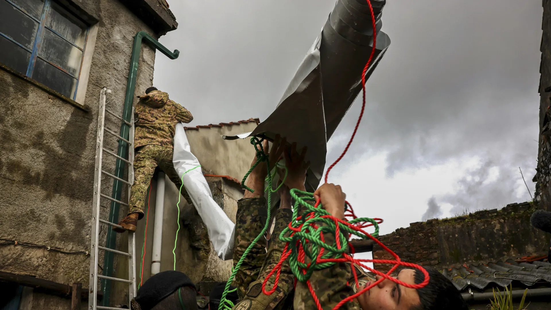 
                    Militares reparam com lonas telhado de casa de idosa na Coelheira
                
