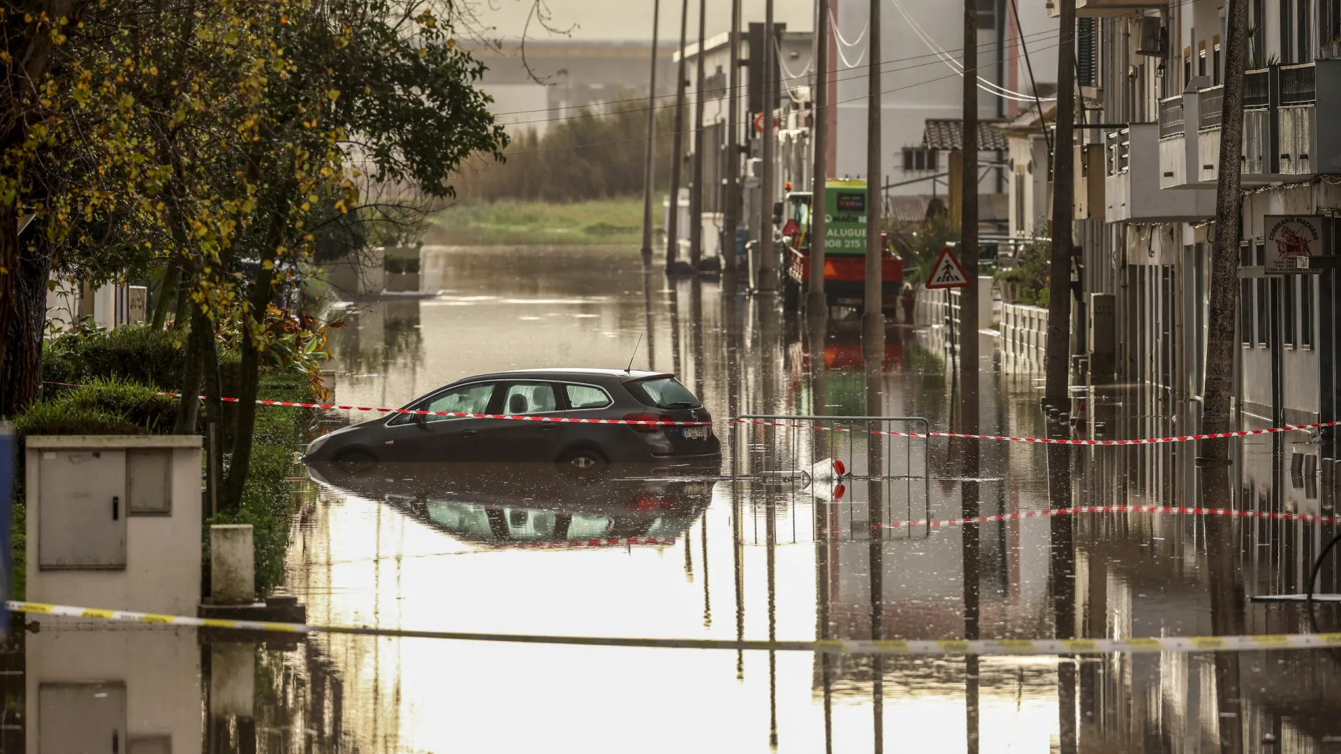 
                    Baixa de Alcácer do Sal outra vez inundada com subida do Rio Sado
                