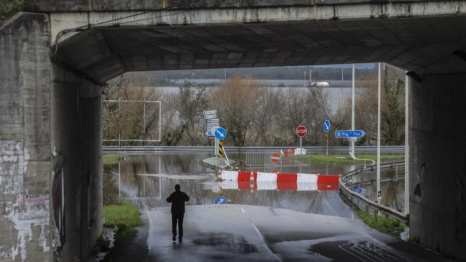 
                    Povoação de Ereira arrisca ficar hoje isolada pela água
                